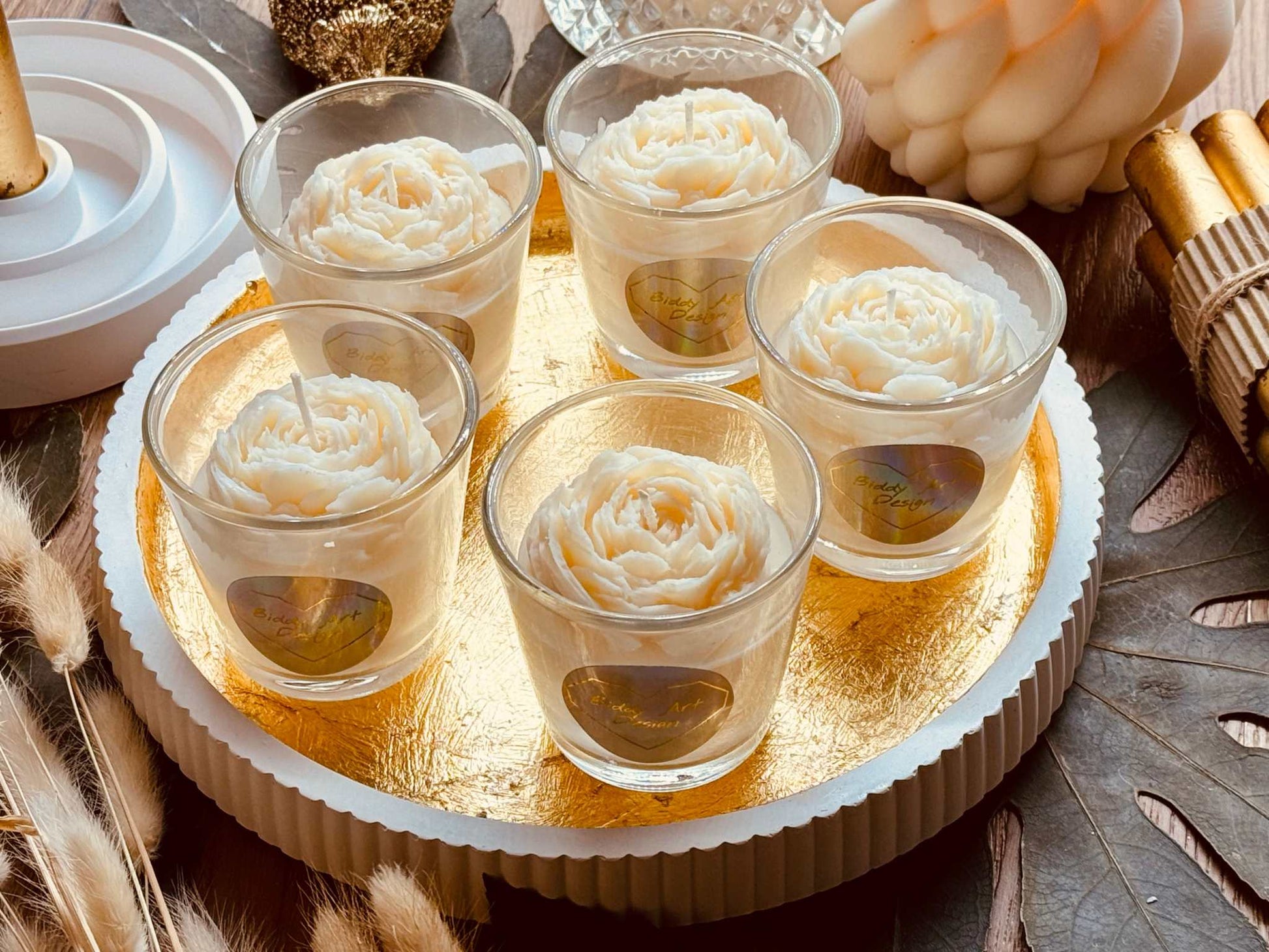 
Glas-Duftkerze mit hochwertigem Parfumduft und detailreich gestalteter Wachsrose – ein einzigartiges Geschenk für Duftliebhabe
