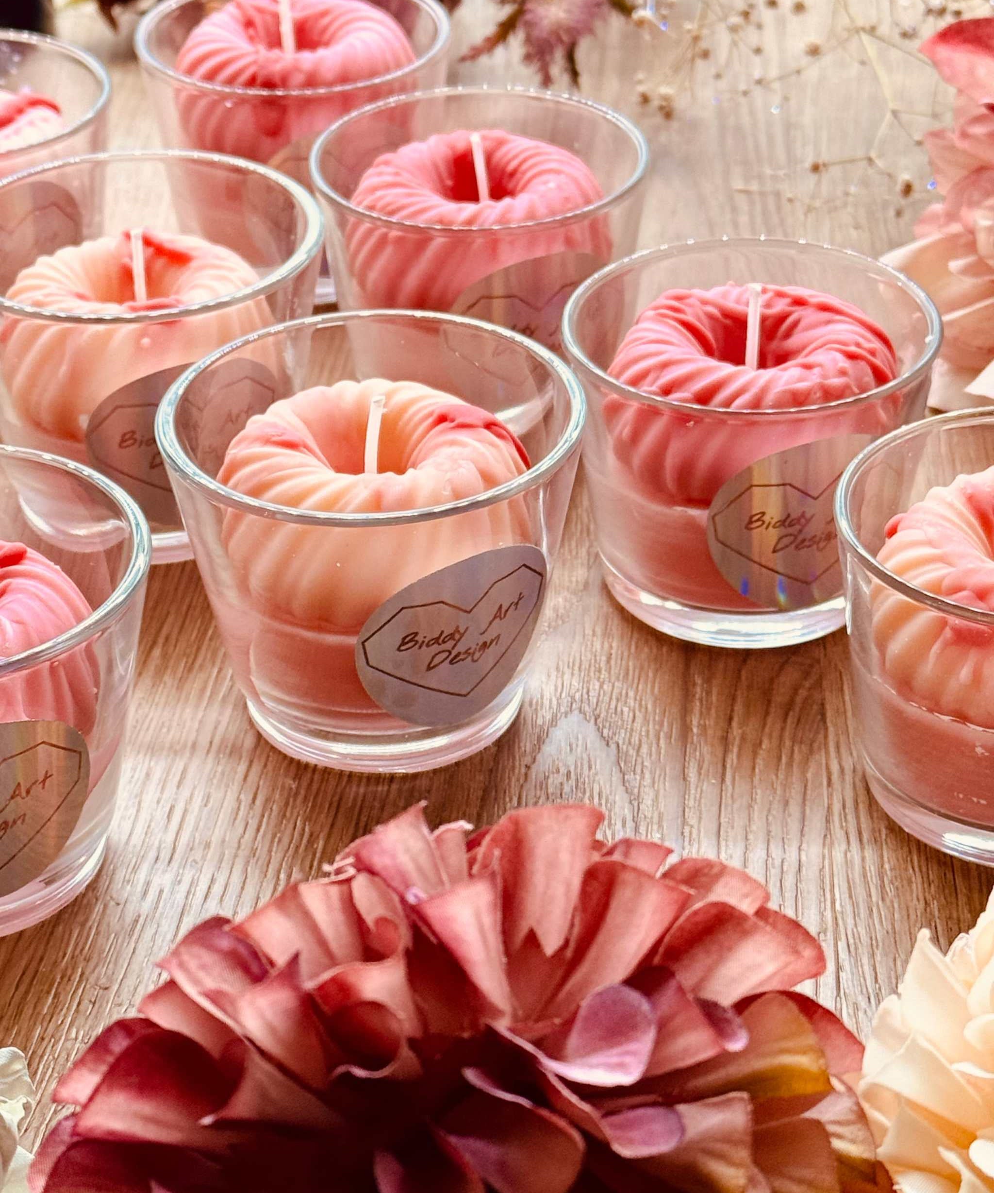 Handgegossene Duftkerze in Rosa und Pink mit detailreicher Süßigkeiten-Deko aus Wachs – ideal als fröhliches Geschenk und Hingucker
