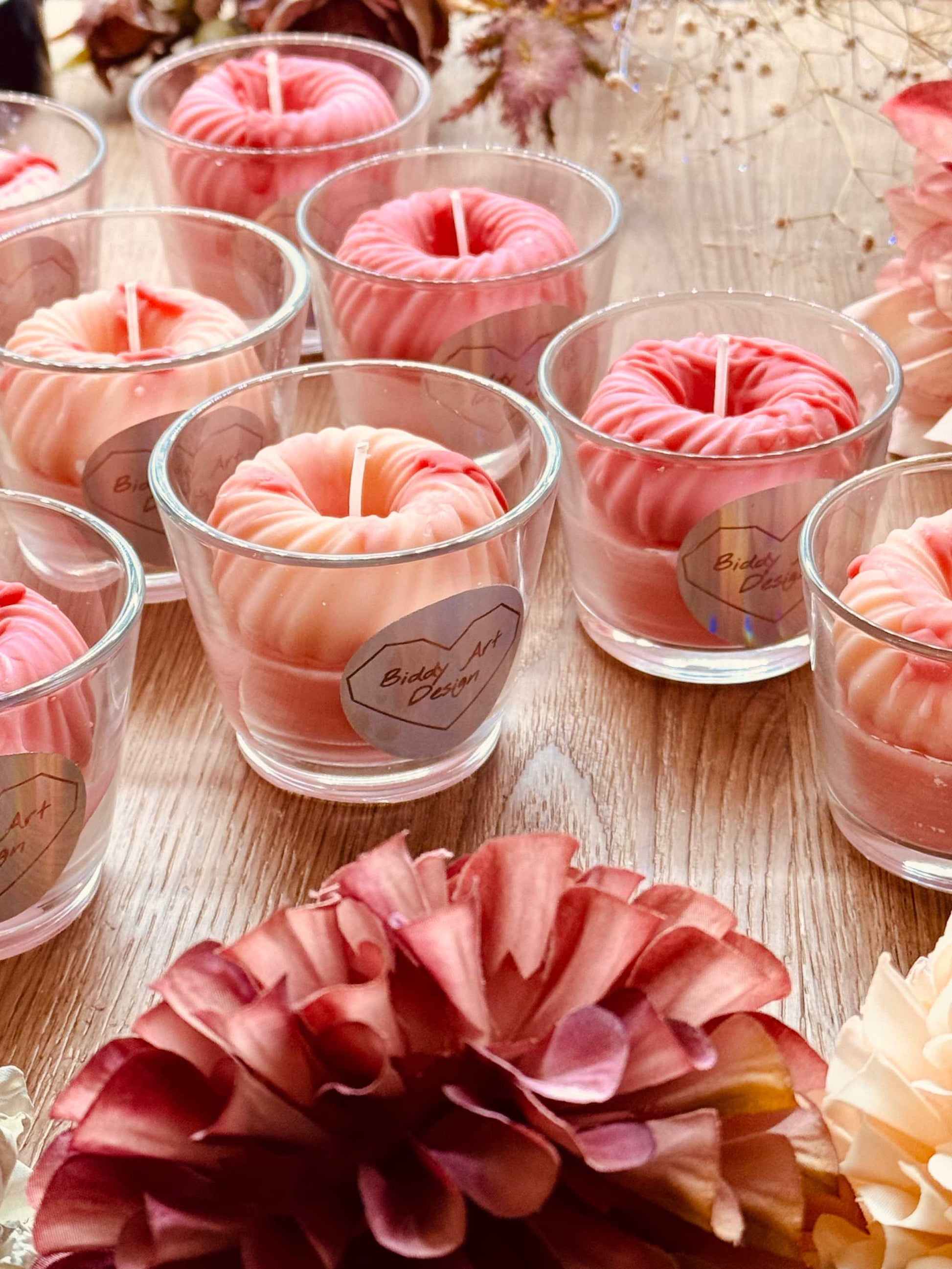 Handgegossene Duftkerze in Rosa und Pink mit detailreicher Süßigkeiten-Deko aus Wachs – ideal als fröhliches Geschenk und Hingucker