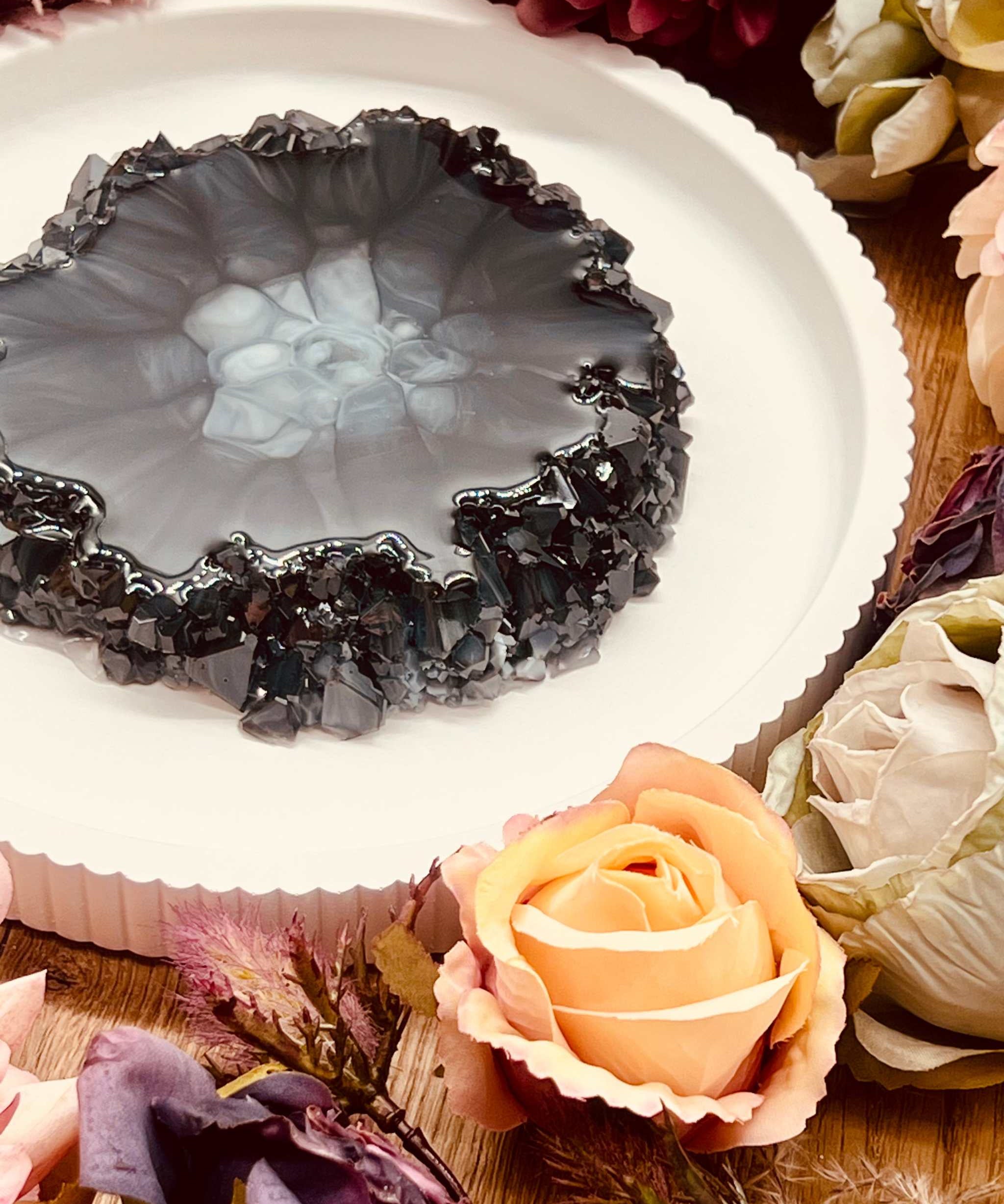 Handgemachtes Tablett aus Resin im Geode Kristall Look als einzigartiges Deko-Unikat mit floralem Arrangement