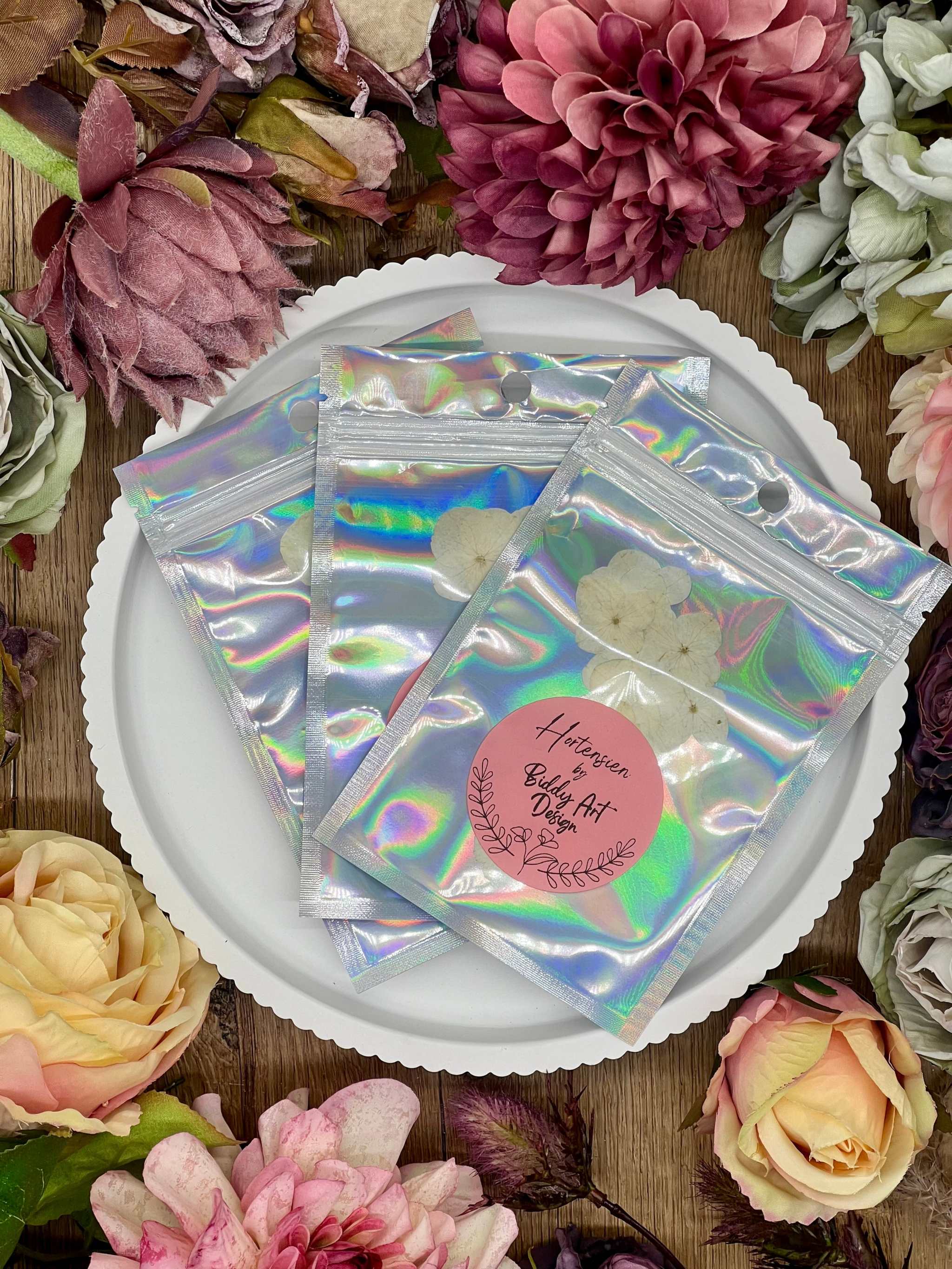 Zarte getrocknete Blumen – filigrane Hortensien, schonend gepresst und perfekt für individuelle Bastelarbeiten, Geschenkverpackungen oder Grußkarten.
