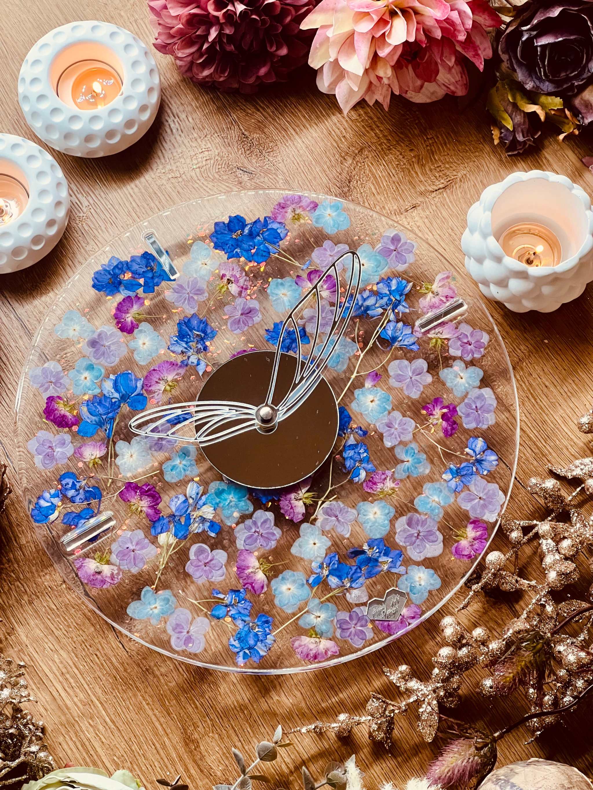 Handgefertigte Resin Uhr mit getrockneten Blumen und Glitzer, 28 cm Durchmesser, einzigartige Wand- und Standuhr