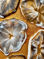 Metalltablett veredelt mit handgegossenen Resin Achat Scheiben auf goldglänzendem Untergrund