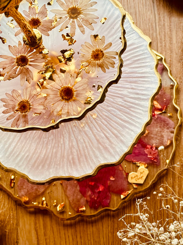 Etagere aus Resin mit getrockneten Pfingstrosen und Blumen mit Gold