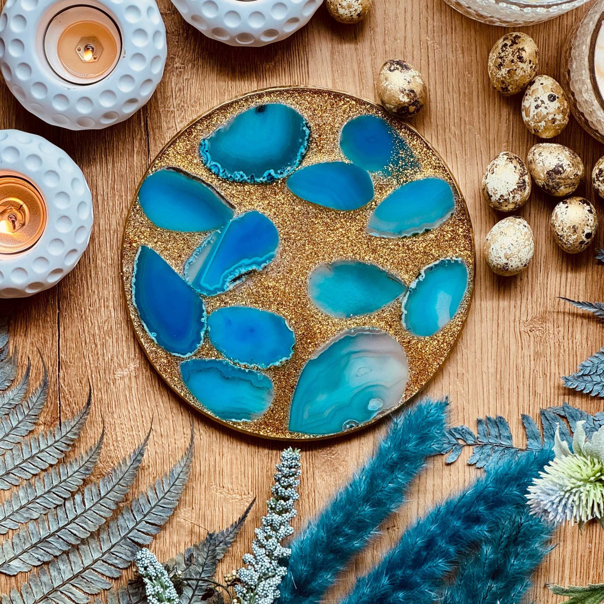 Tray made of resin in blue and gold details and real agate slices