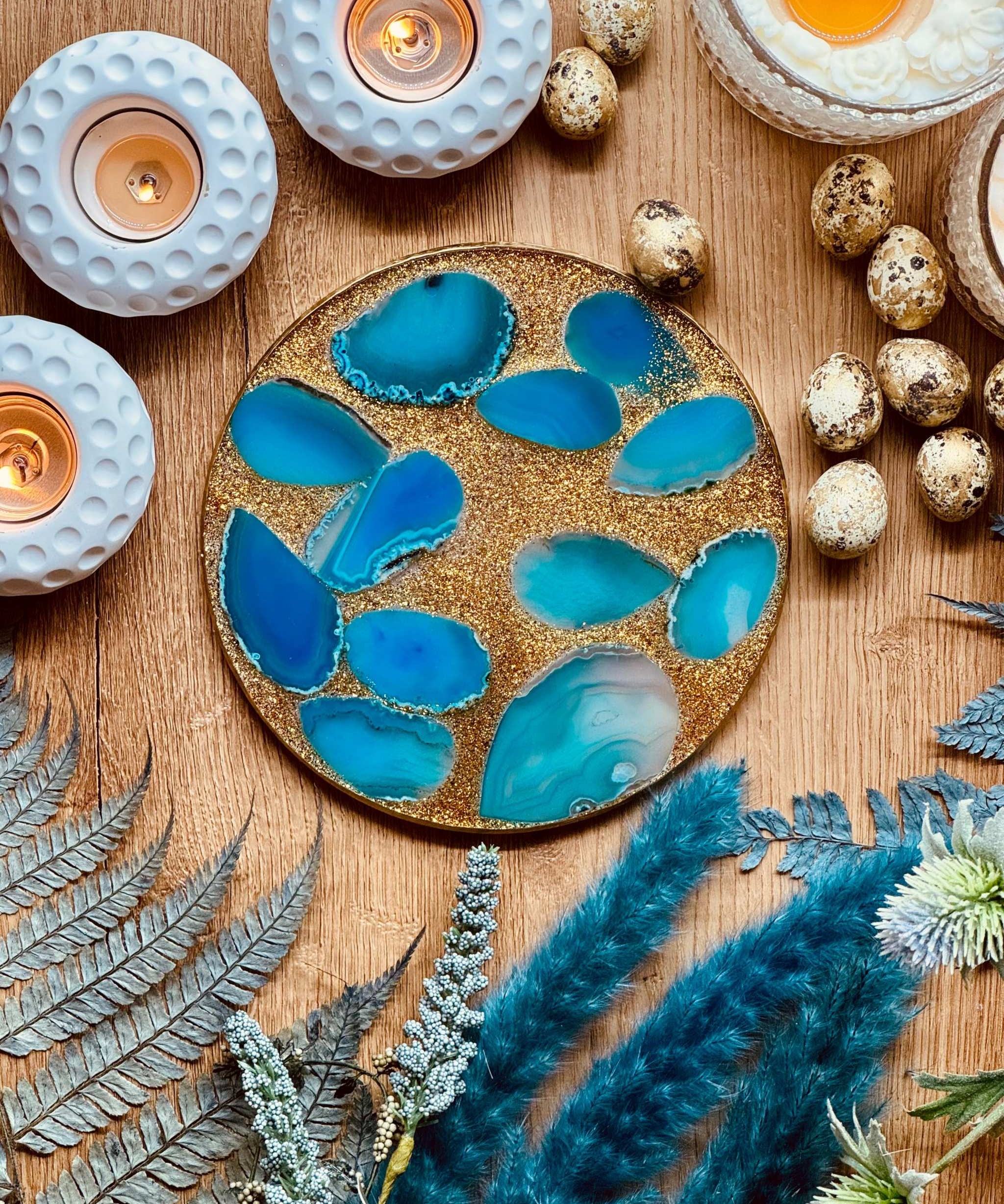 Handgemachtes blaues Resin Tablett mit goldenen Details und echten türkisen Achat Scheiben, dekorativ und einzigartig, ca. 18 cm Durchmesser