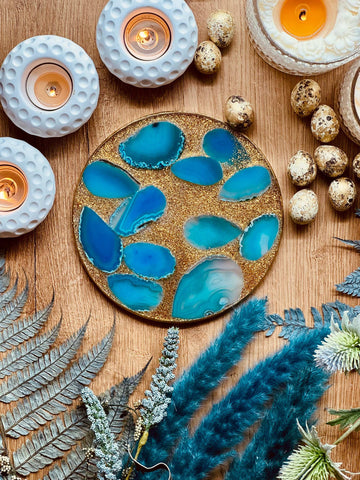 Tray made of resin in blue and gold details and real agate slices