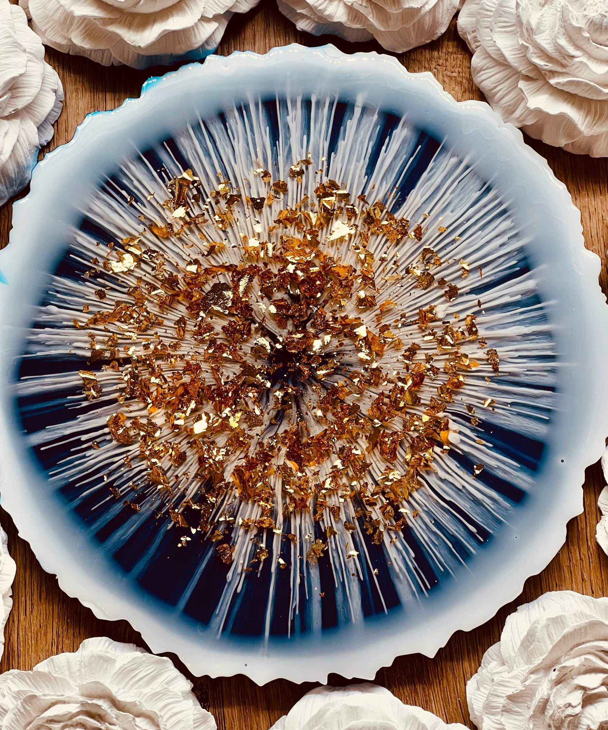 Handgemachtes Tablett aus Resin in Blau mit goldenen Details und ca. 25cm Durchmesser, dekorativ und einzigartig