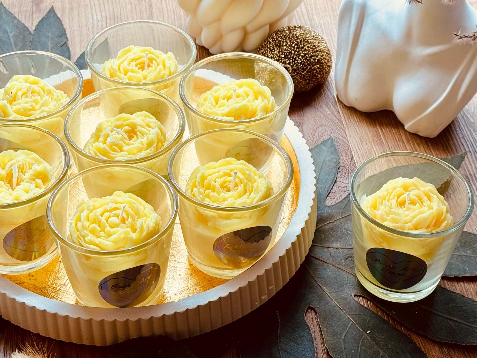 Parfumkerze im Glas mit wunderschöner Wachsrose als Design-Highlight – ein besonderes Geschenk und stilvolle Dekoration