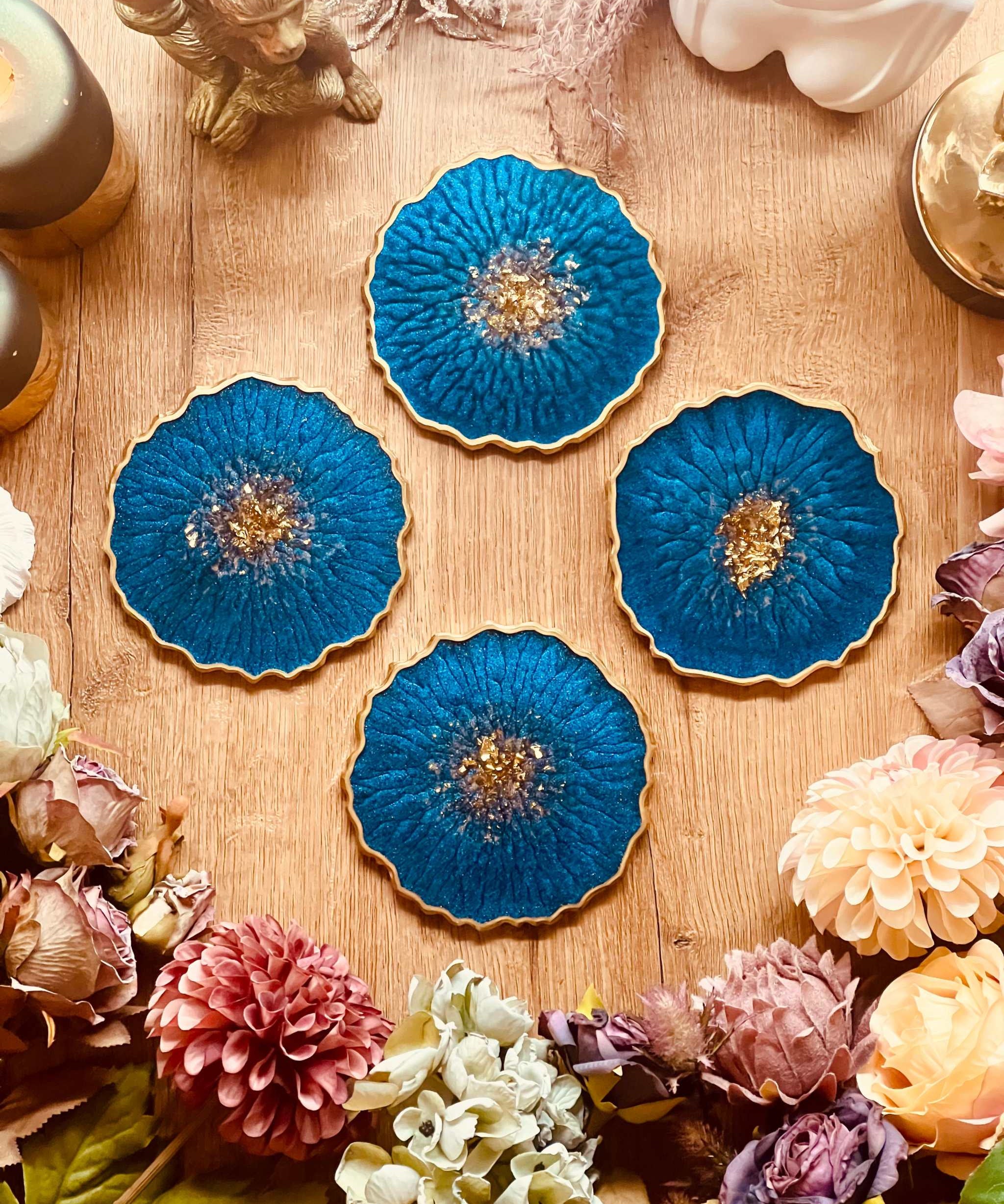 4 handgemachte Untersetzer aus blauem Resin mit goldenen Details, dekorativ und einzigartig, 12 cm Durchmesser