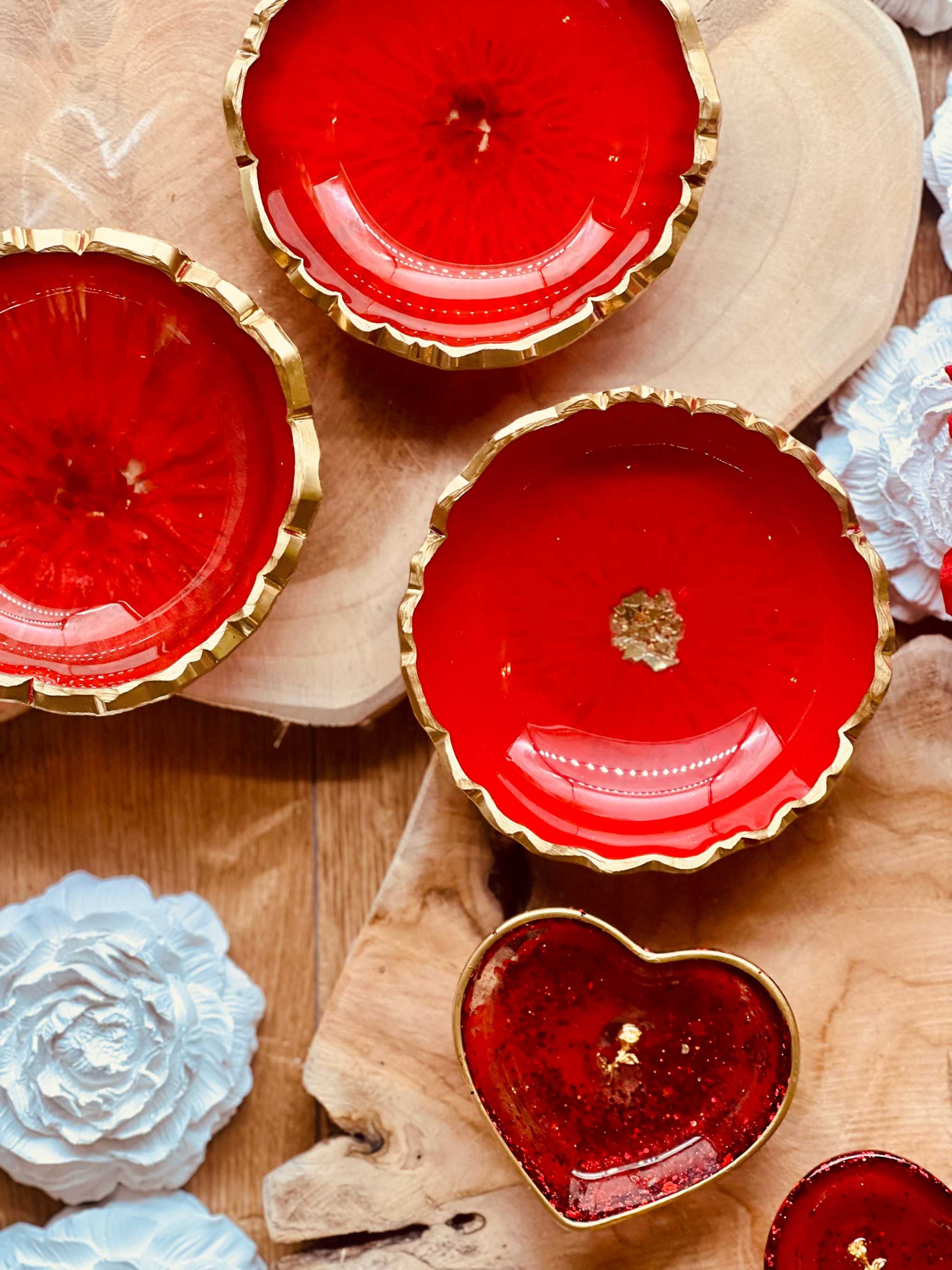 Handgemachte rote Schmuckschalen aus Resin mit goldenen Details in runder und herzförmiger Form als Dekoration und Geschenkidee