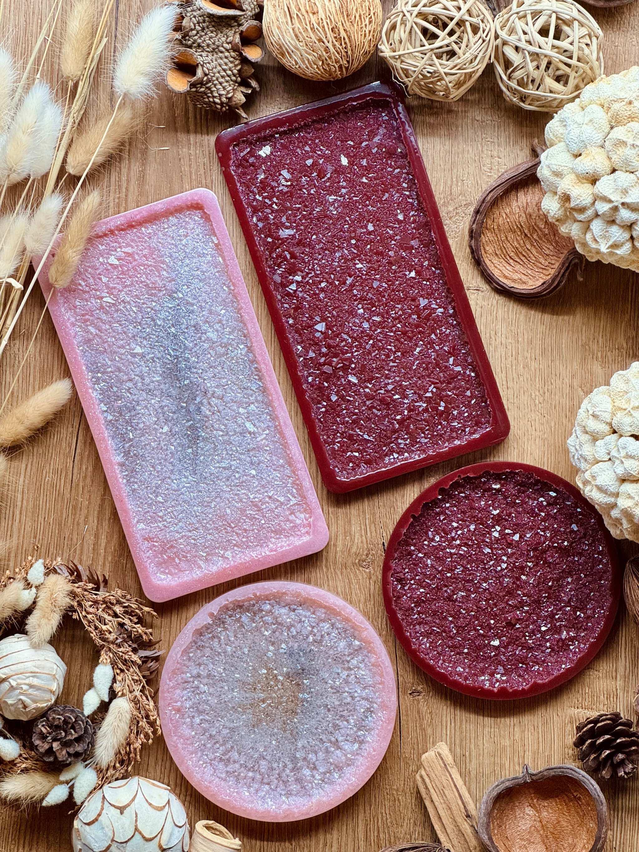 handgemachtes Tablett Set aus Resin mit druzy Edelstein Optik, zwei rechteckige und runde Tabletts in Pink und Dunkelrot auf Holztisch mit Dekoration