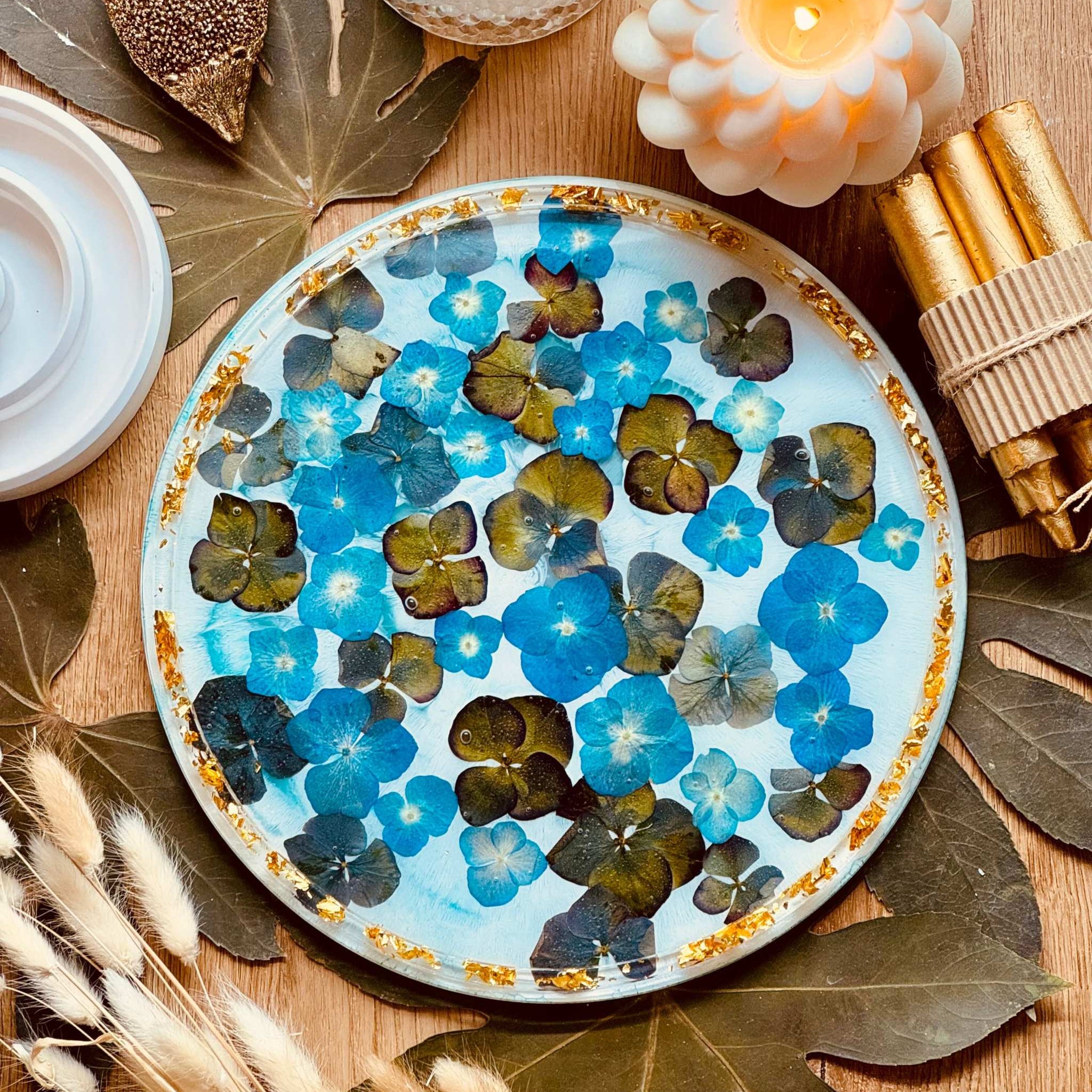 Tablett aus Resin mit Blumen und goldenen Details
