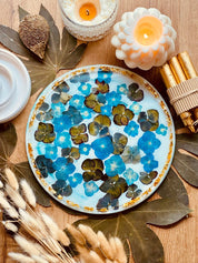 Handgemachtes rundes Tablett aus Resin mit blauen Blumen und goldenen Details als dekoratives Unikat