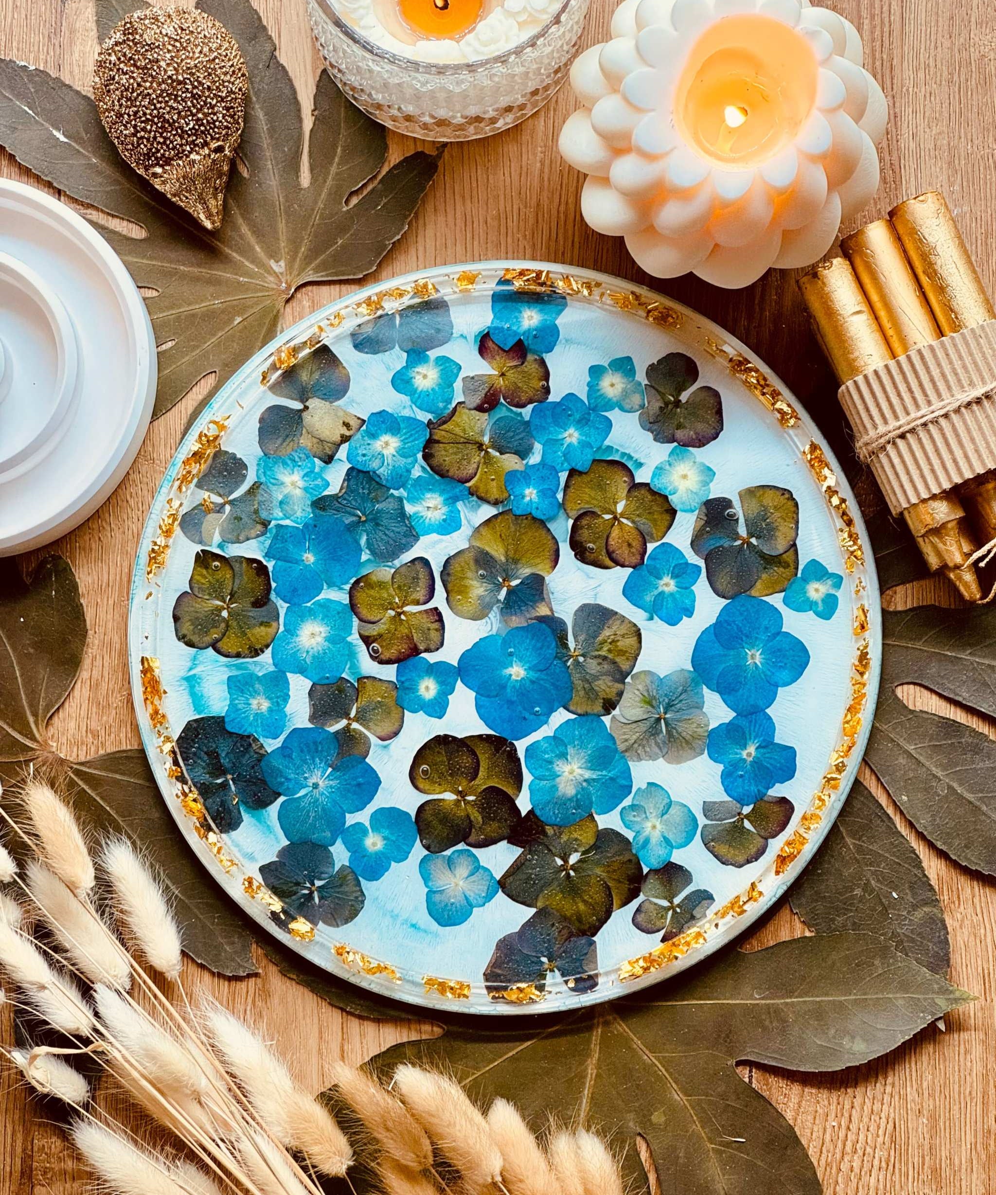 Handgemachtes rundes Tablett aus Resin mit blauen Blumen und goldenen Details als dekoratives Unikat