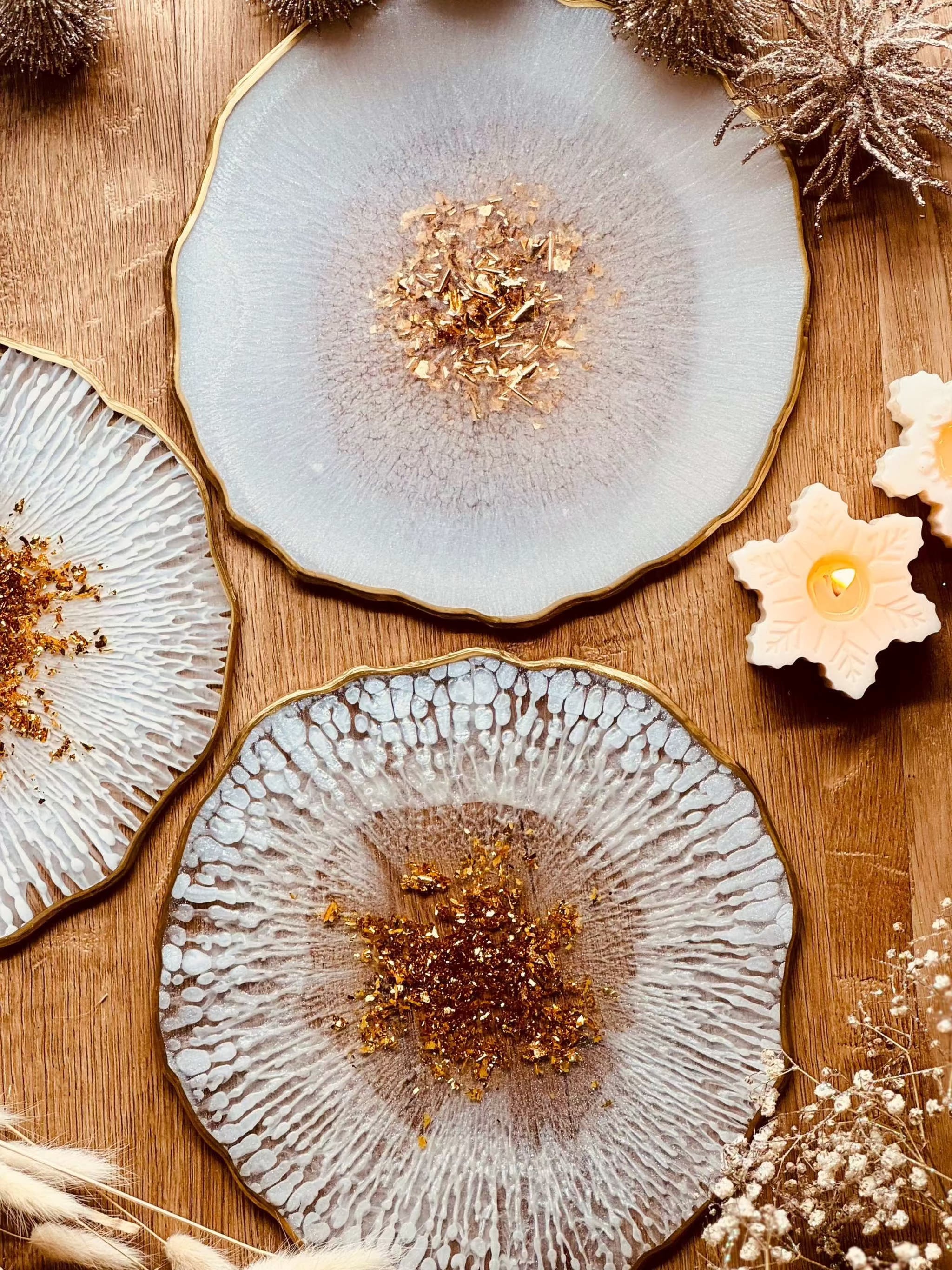 weißes handgemachtes Tablett aus Resin mit goldenen Details und unregelmäßiger Form als Deko und Geschenk