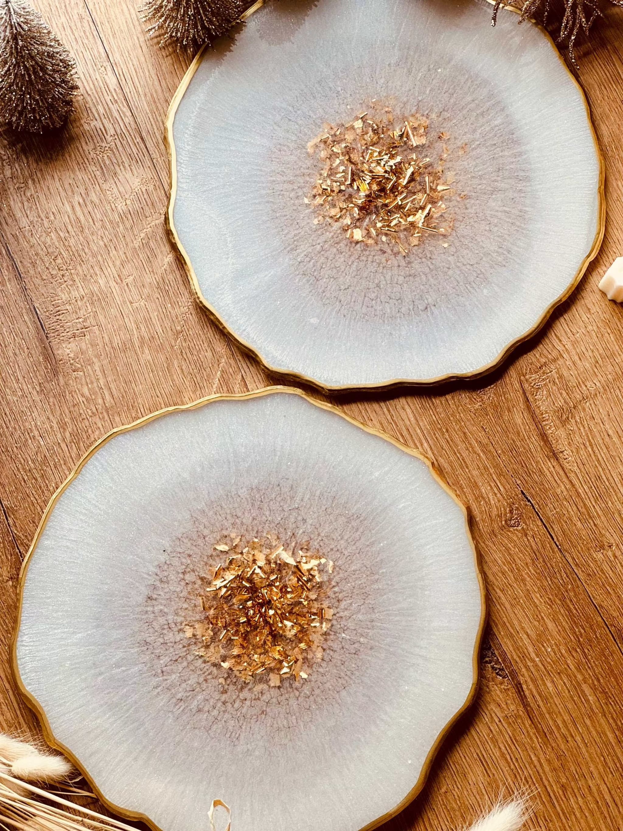 weißes handgemachtes Resin Tablett mit goldenen Details und unregelmäßiger Form auf Holztisch