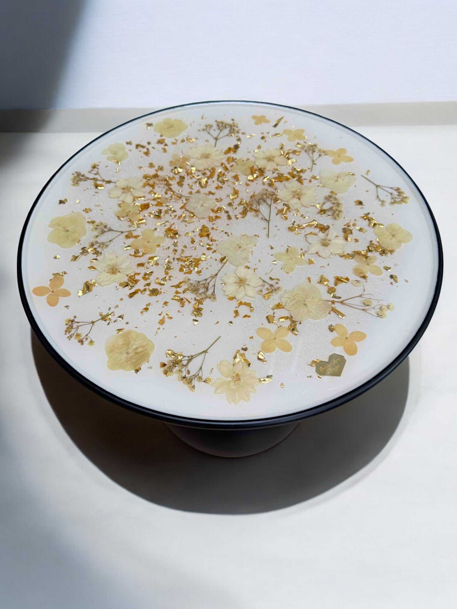 Floraler Epoxidharz Couchtisch mit Glanz-Oberfläche – echte Blumen und Goldpartikel unter Resin, handgefertigtes Einzelstück