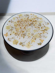 Floraler Epoxidharz Couchtisch mit Glanz-Oberfläche – echte Blumen und Goldpartikel unter Resin, handgefertigtes Einzelstück