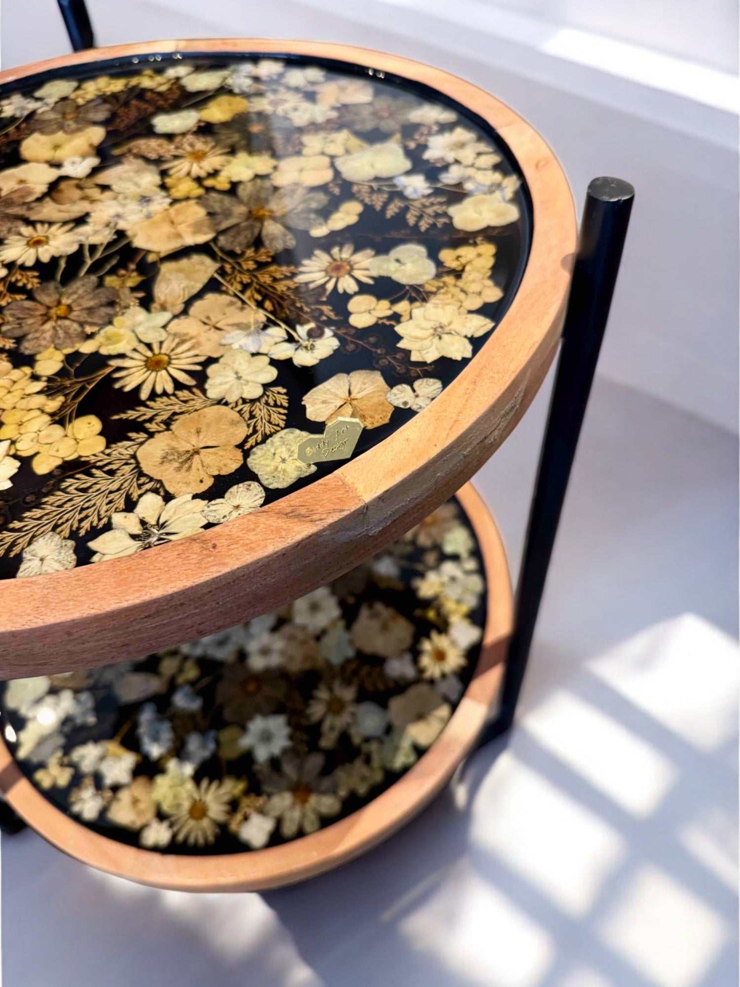 Floraler Epoxidharz Couchtisch mit zwei Schichten – 40 cm runde Platten, versiegelt mit klarem Harz und getrockneten Blüten