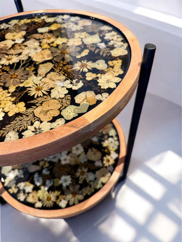 Floraler Epoxidharz Couchtisch mit zwei Schichten – 40 cm runde Platten, versiegelt mit klarem Harz und getrockneten Blüten