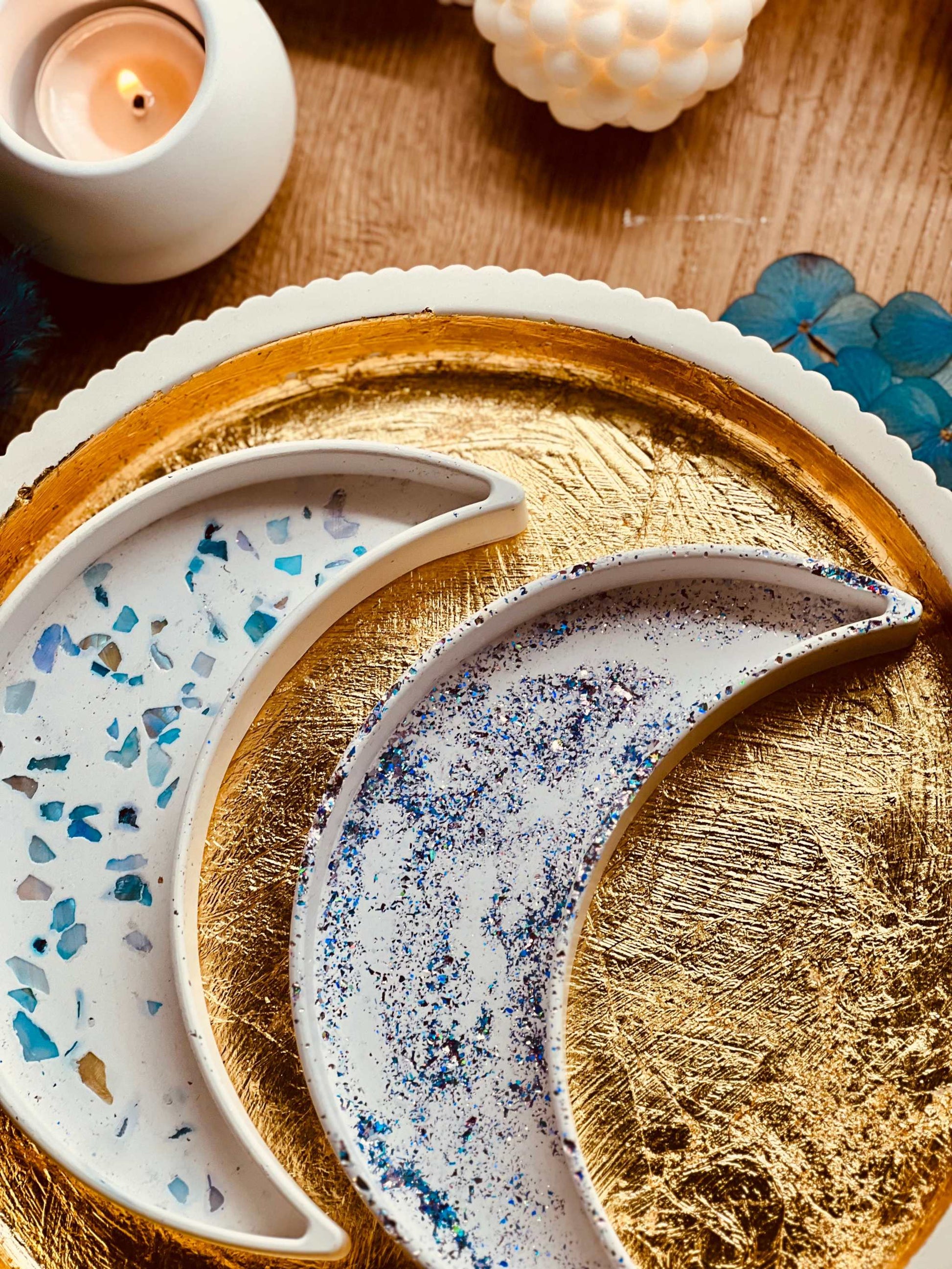 Glitzerndes Gießkeramik Schalen Set im "Galaxy" Design mit einzigartigen Mustern und glitzernden Details.Funkelndes Giesskeramik Galaxy Set Weisse Deko Wohnaccessoire