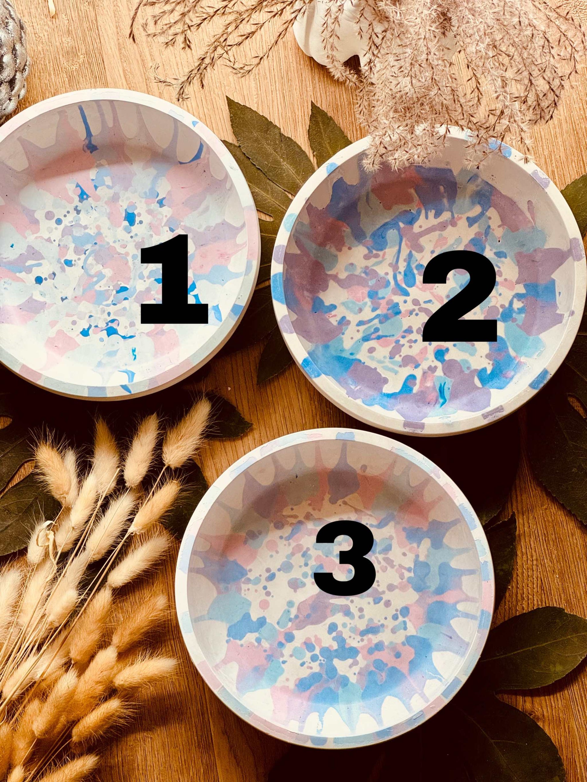 Gießkeramik Schale: Gießkeramik-Schalen mit kunstvollem Farbverlauf und Spritzdesign in Pastelltönen, einzeln erhältlich und ideal für vielseitige Dekoration.