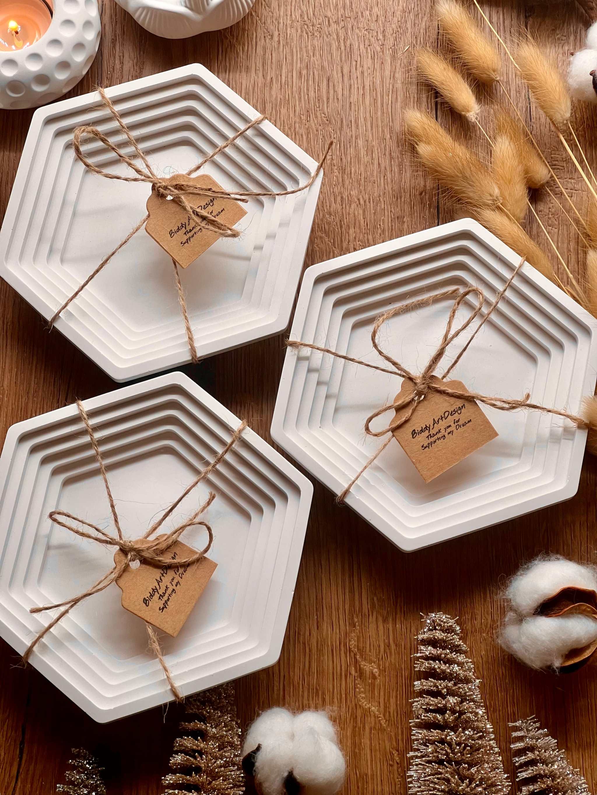 Handcrafted geometric ceramic tray "The Square" made from eco-friendly Gießkeramik, ideal for decoration or gifts.Geometrische Giesskeramik Schale Weisse Deko The Square