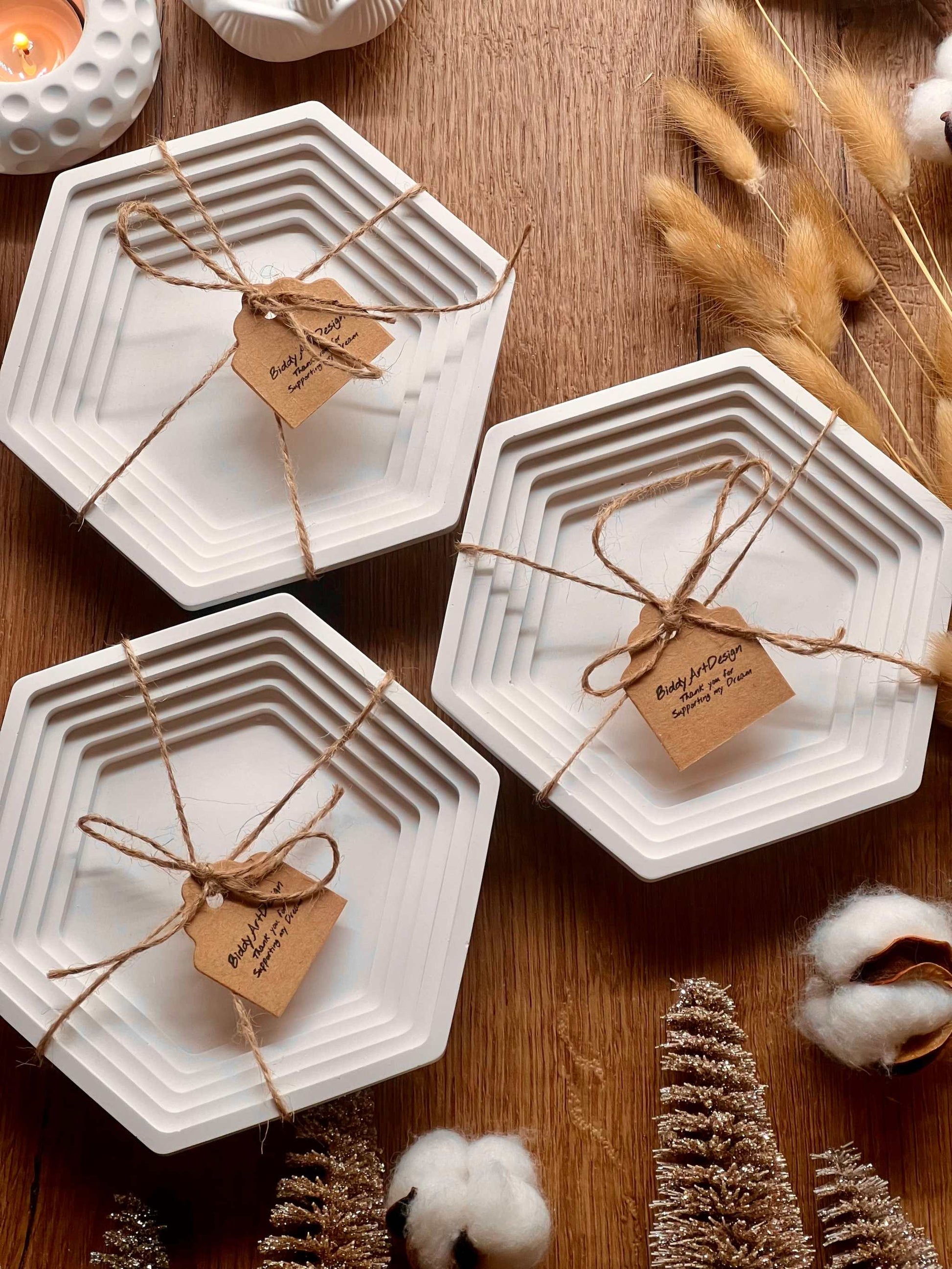 Handcrafted geometric ceramic tray "The Square" made from eco-friendly Gießkeramik, ideal for decoration or gifts.Geometrische Giesskeramik Schale Weisse Deko The Square