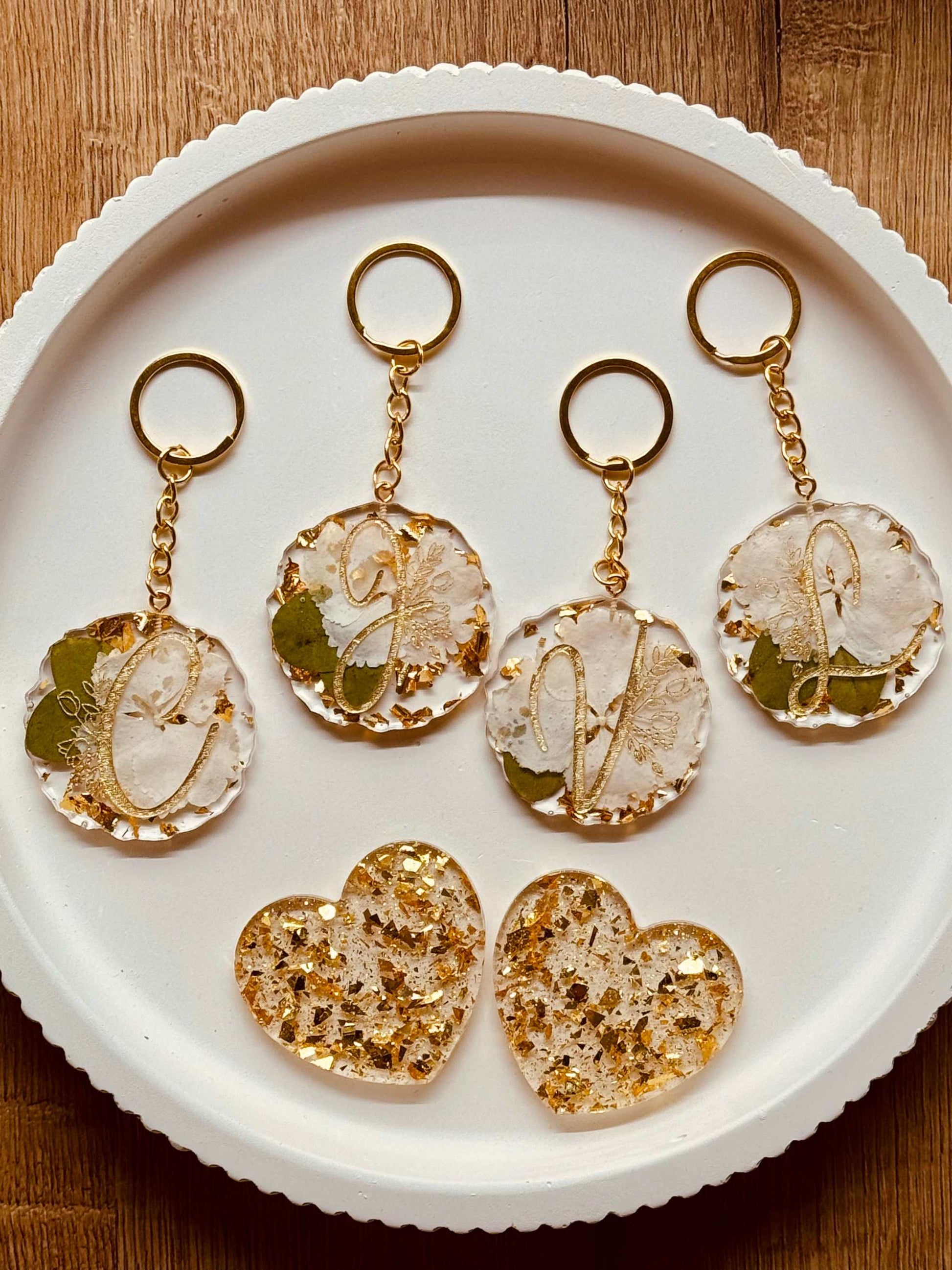Schlüsselanhänger mit Blüten aus dem Brautstrauß – hochwertige Handarbeit in Herzform oder rund, ideal als Hochzeitsgeschenk