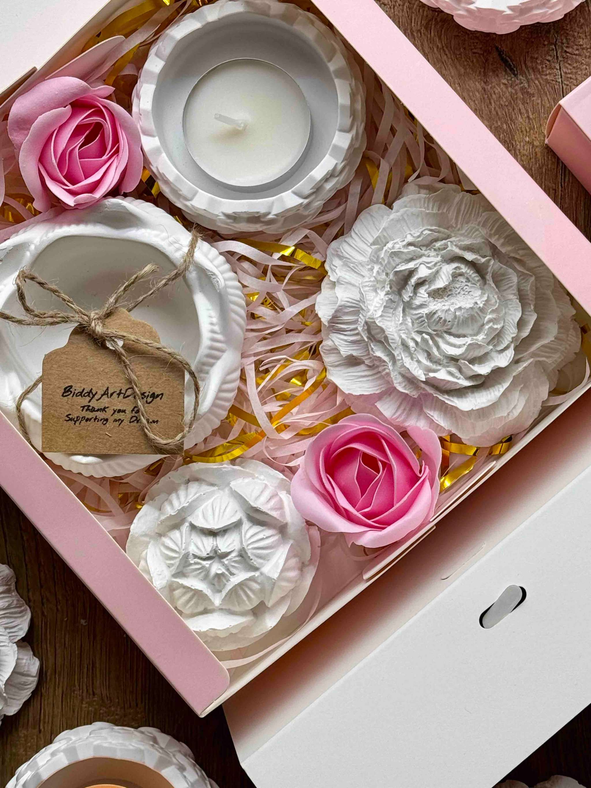 Keramikblumen und ein Teelichthalter in einem edlen rosa Geschenkset – handgefertigt, dekorativ und ideal als Präsent.  Geschenkset Flowers and Light mit handgemachten Kerzen und Giesskeramik Teelichtern