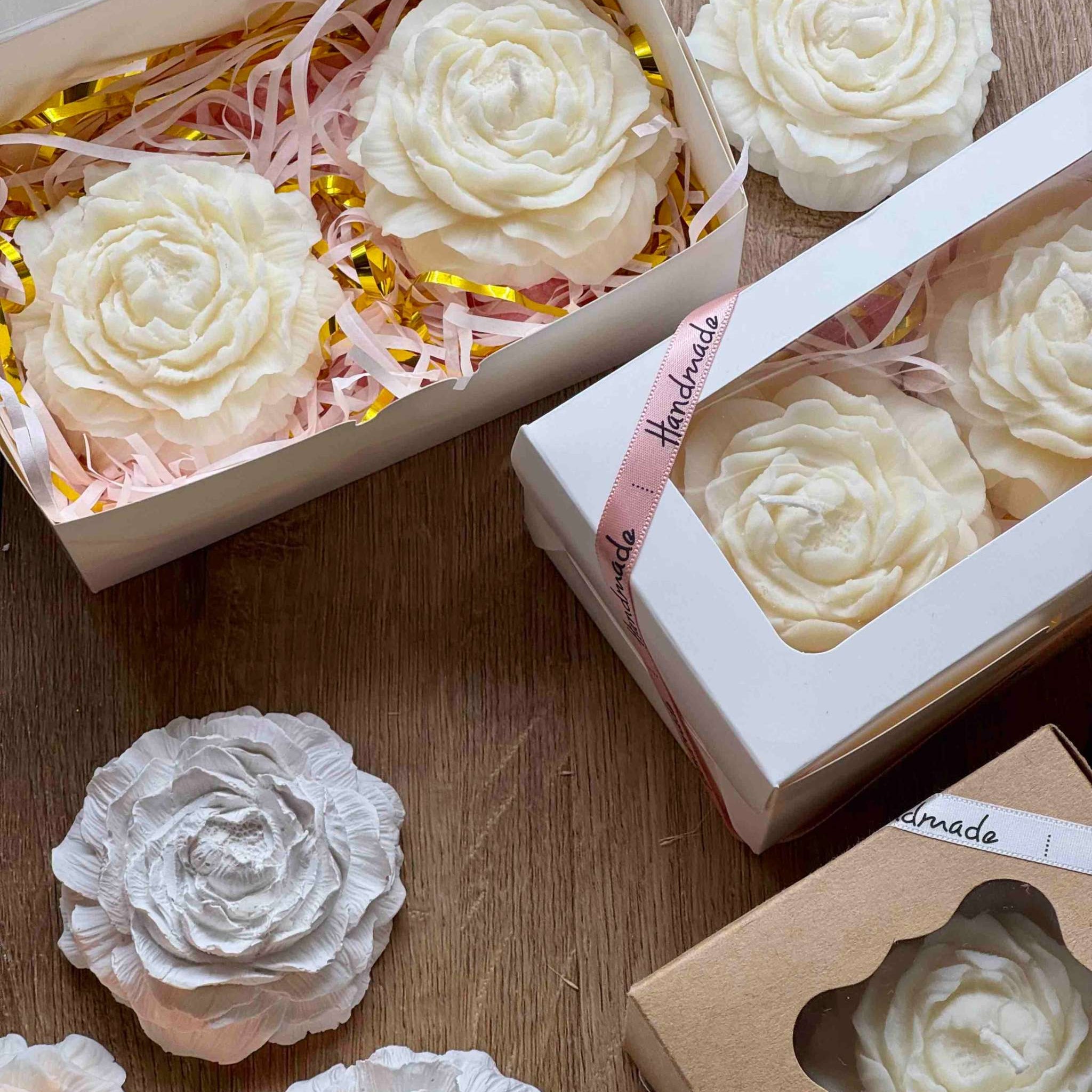 Elegantes Geschenkset mit Pfingstrosen in Kerzen- oder Keramikform, liebevoll verpackt – die perfekte romantische Geschenkidee.Geschenkset Peony mit weisser Deko aus Giesskeramik und handgemachte Kerzen