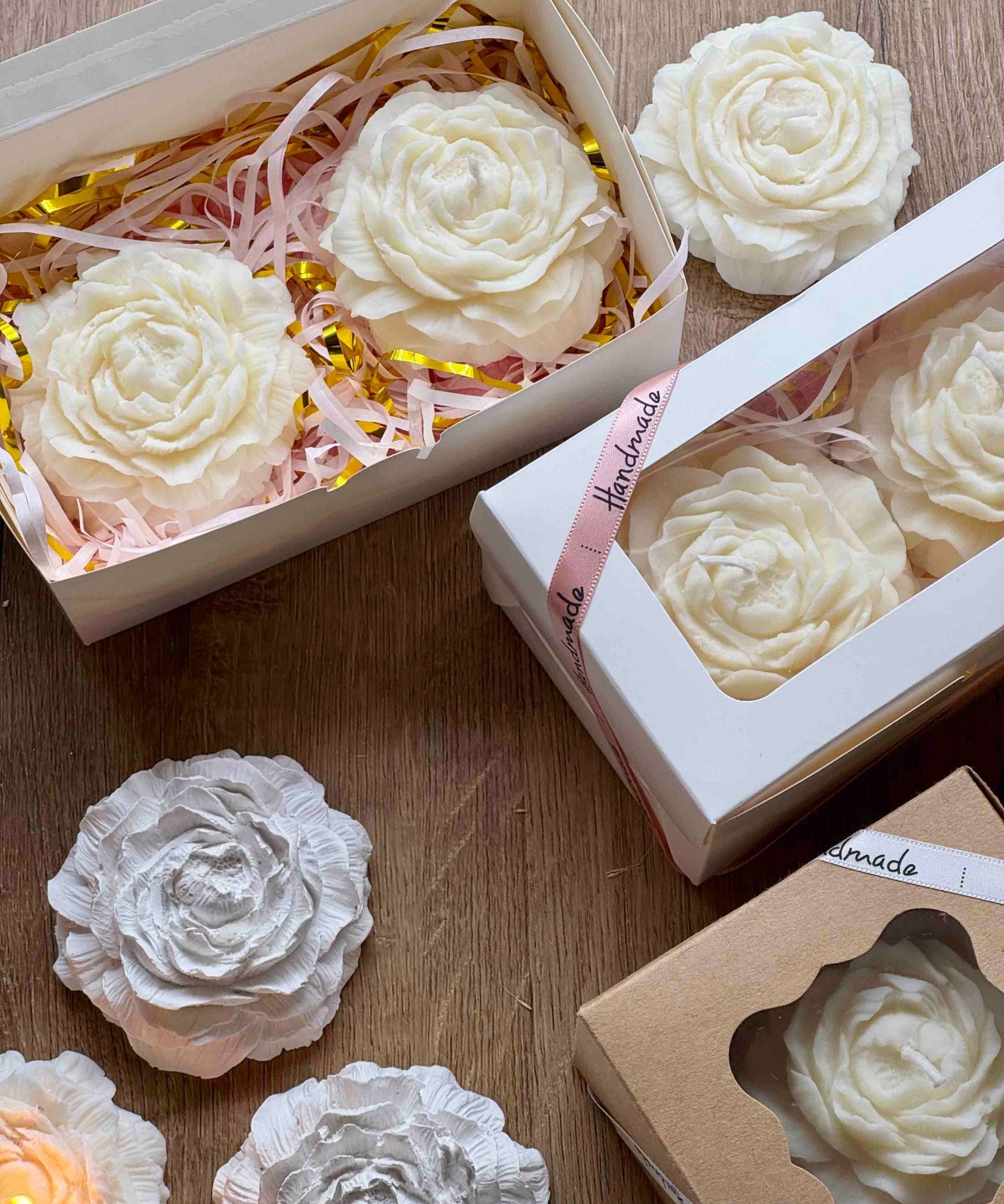 Elegantes Geschenkset mit Pfingstrosen in Kerzen- oder Keramikform, liebevoll verpackt – die perfekte romantische Geschenkidee.Geschenkset Peony mit weisser Deko aus Giesskeramik und handgemachte Kerzen