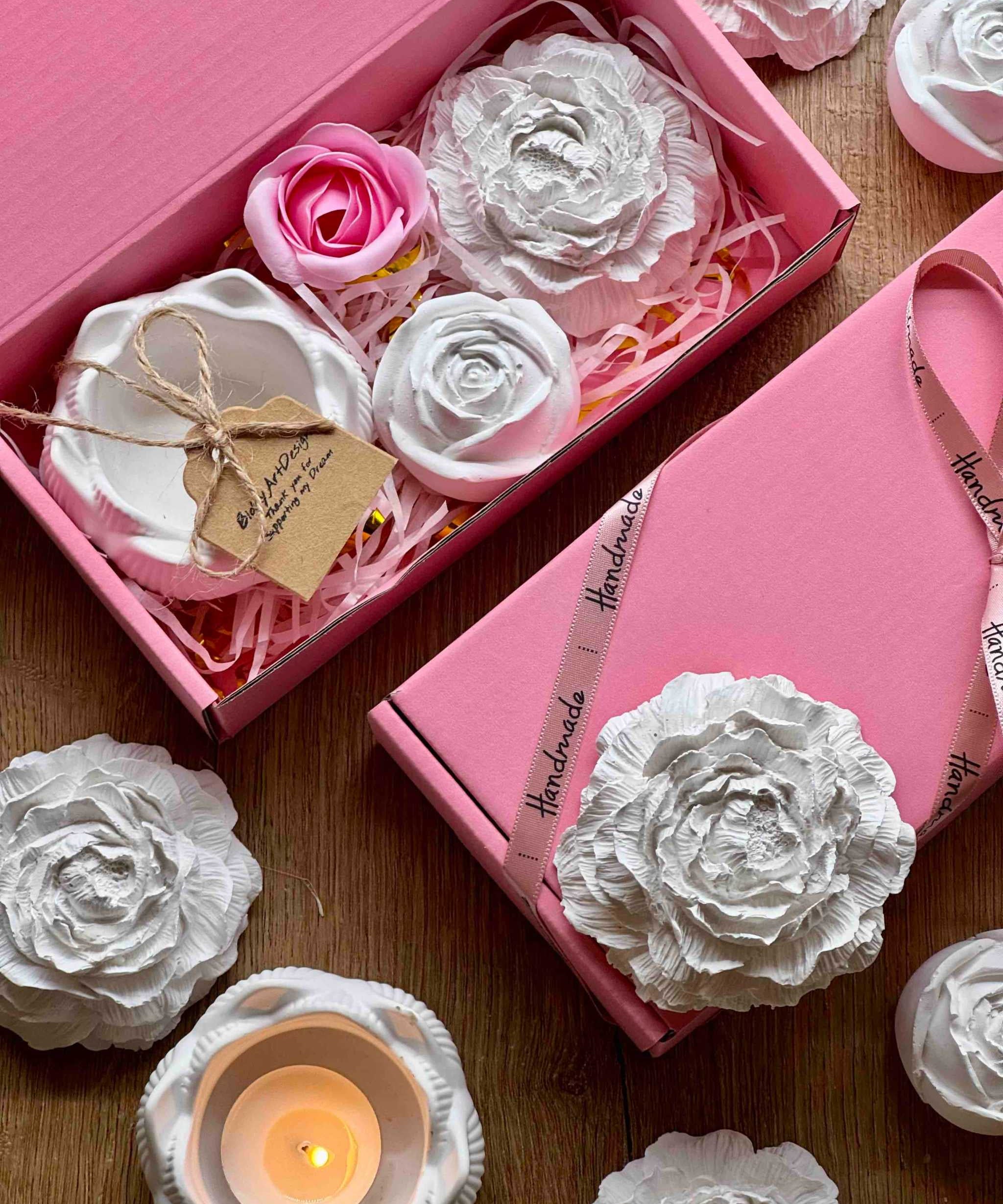 Handgemachte rosa Geschenkbox mit floraler Keramikdeko und Teelichtern – perfekt für romantische Anlässe wie Valentinstag oder Muttertag.Geschenkset mit Giesskeramik Teelichtern und weisser Deko aus handgemachten Kerzen