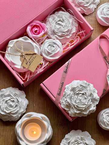 Gift set with romantic ceramic flowers and tea lights 