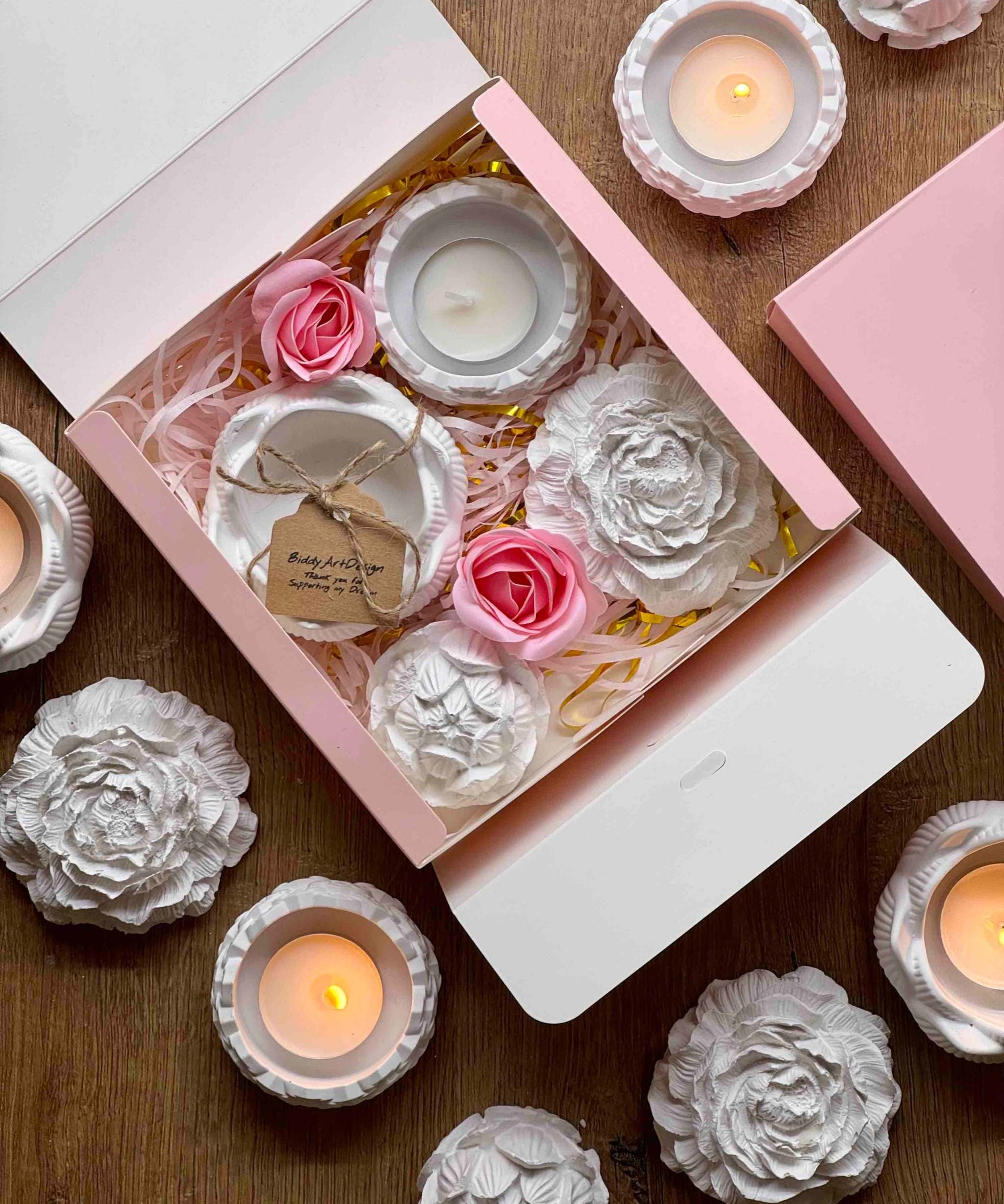 Handgemachte Keramikblumen und Teelichthalter in rosa Geschenkbox – die perfekte Deko- und Geschenkidee für Valentinstag und Muttertag. Geschenkset mit Giesskeramik handgemachte Kerzen und weisse Deko in Blumenform