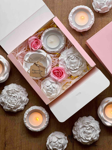 Gift set with romantic ceramic flowers and tea lights 