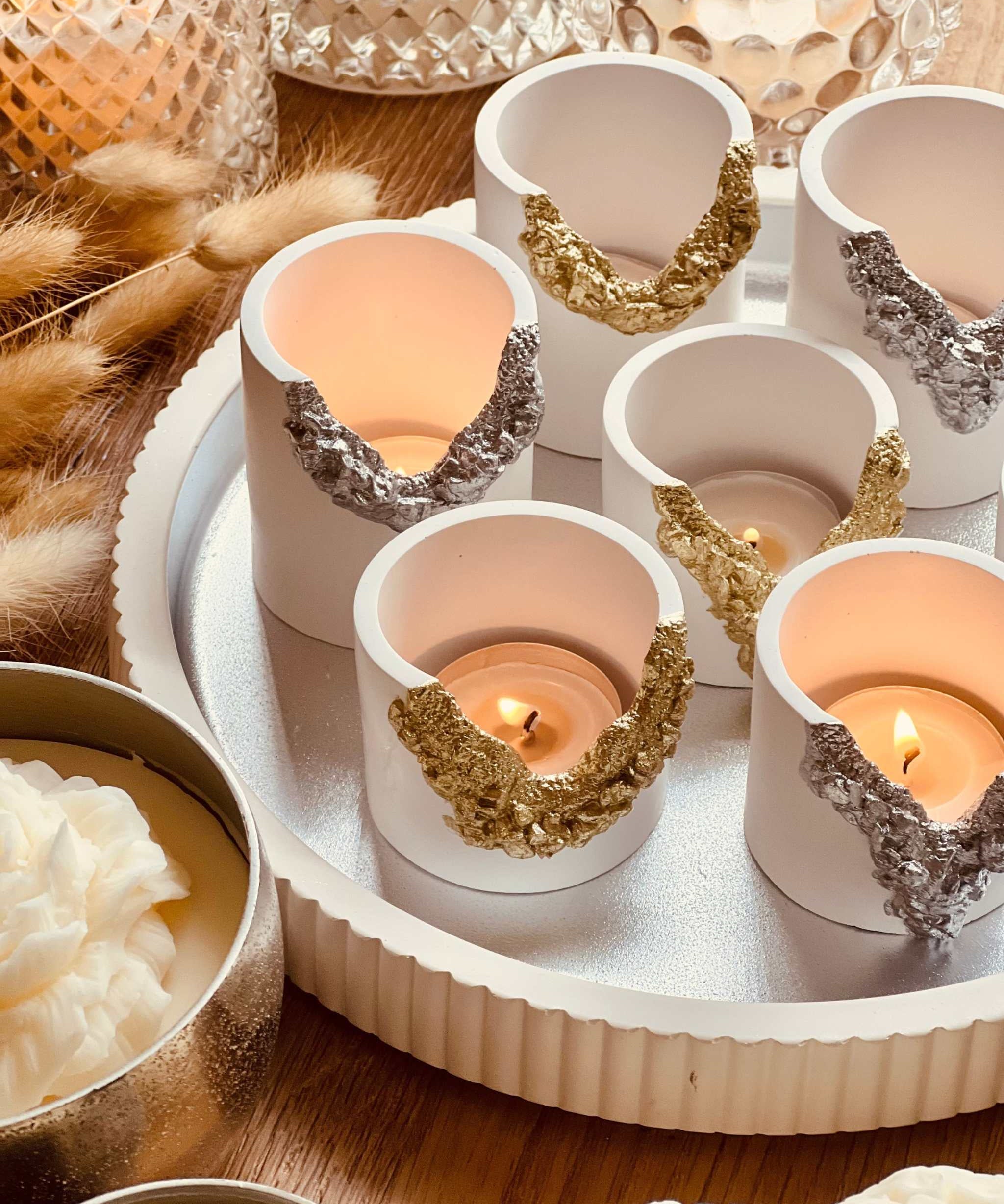 Gießkeramik Teelichthalter Set mit goldenen und silbernen Akzenten auf Tablett.