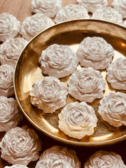 Rosenförmige Deko aus Gießkeramik, handgefertigt und in edlem Weiß, ideal als Tisch- oder Wanddeko.Giesskeramik Deko Blume The Peony Weisse Deko Stil