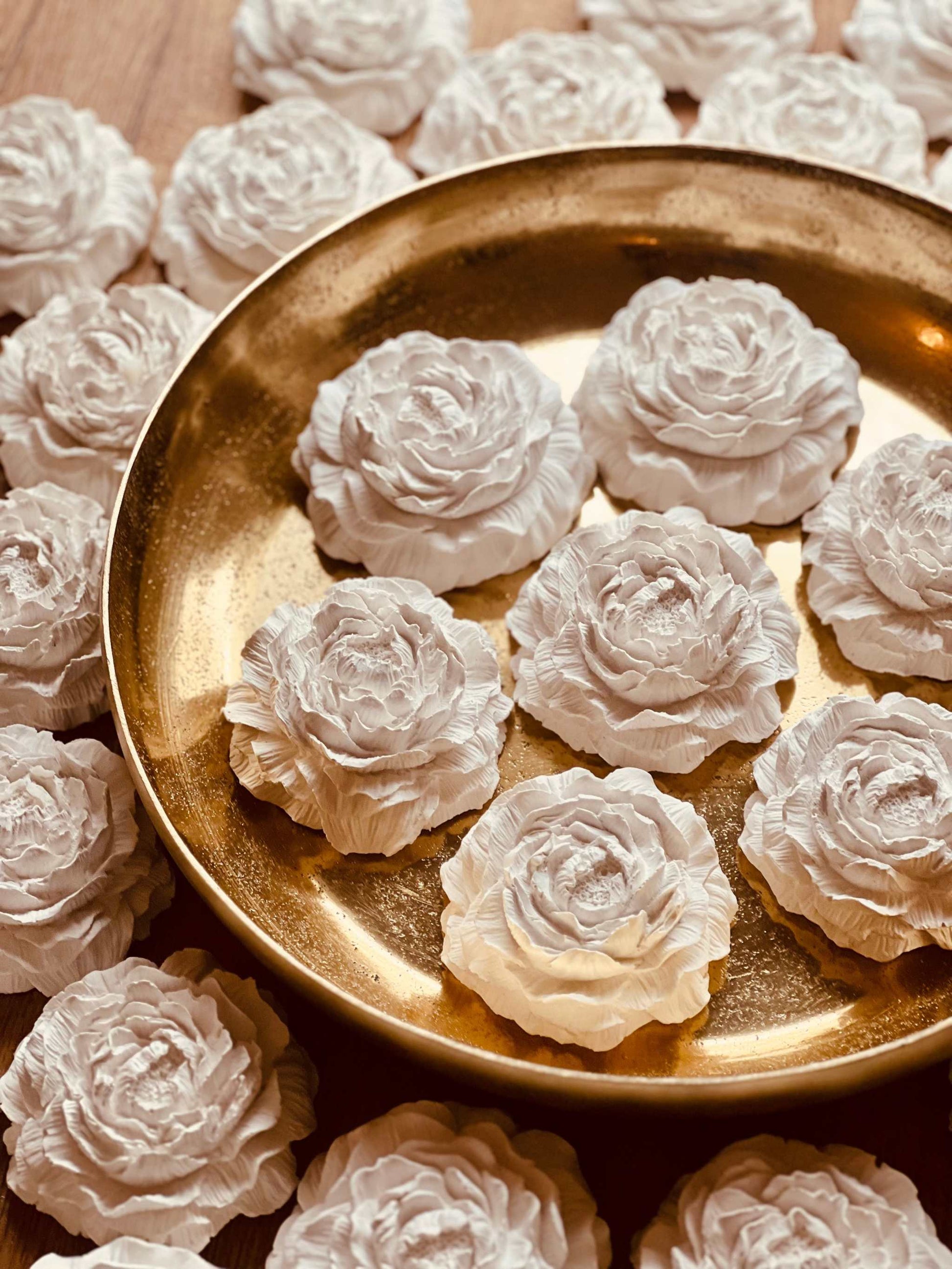 Rosenförmige Deko aus Gießkeramik, handgefertigt und in edlem Weiß, ideal als Tisch- oder Wanddeko.Giesskeramik Deko Blume The Peony Weisse Deko Stil
