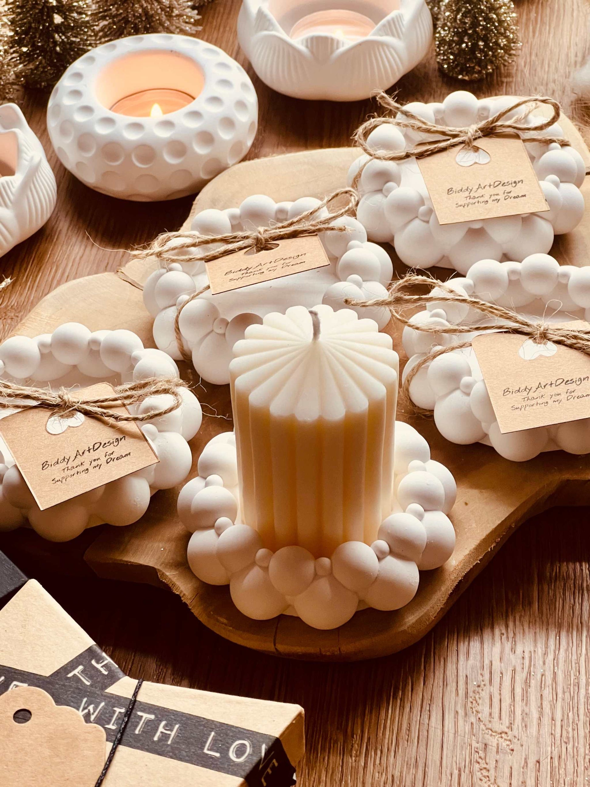 Handcrafted Moderne Gießkeramik Untersetzer "Many Bubbles" with candles on wooden surface, stylish home décor accessory.Giesskeramik Kunst Many Bubbles Weisse Deko Accessoire