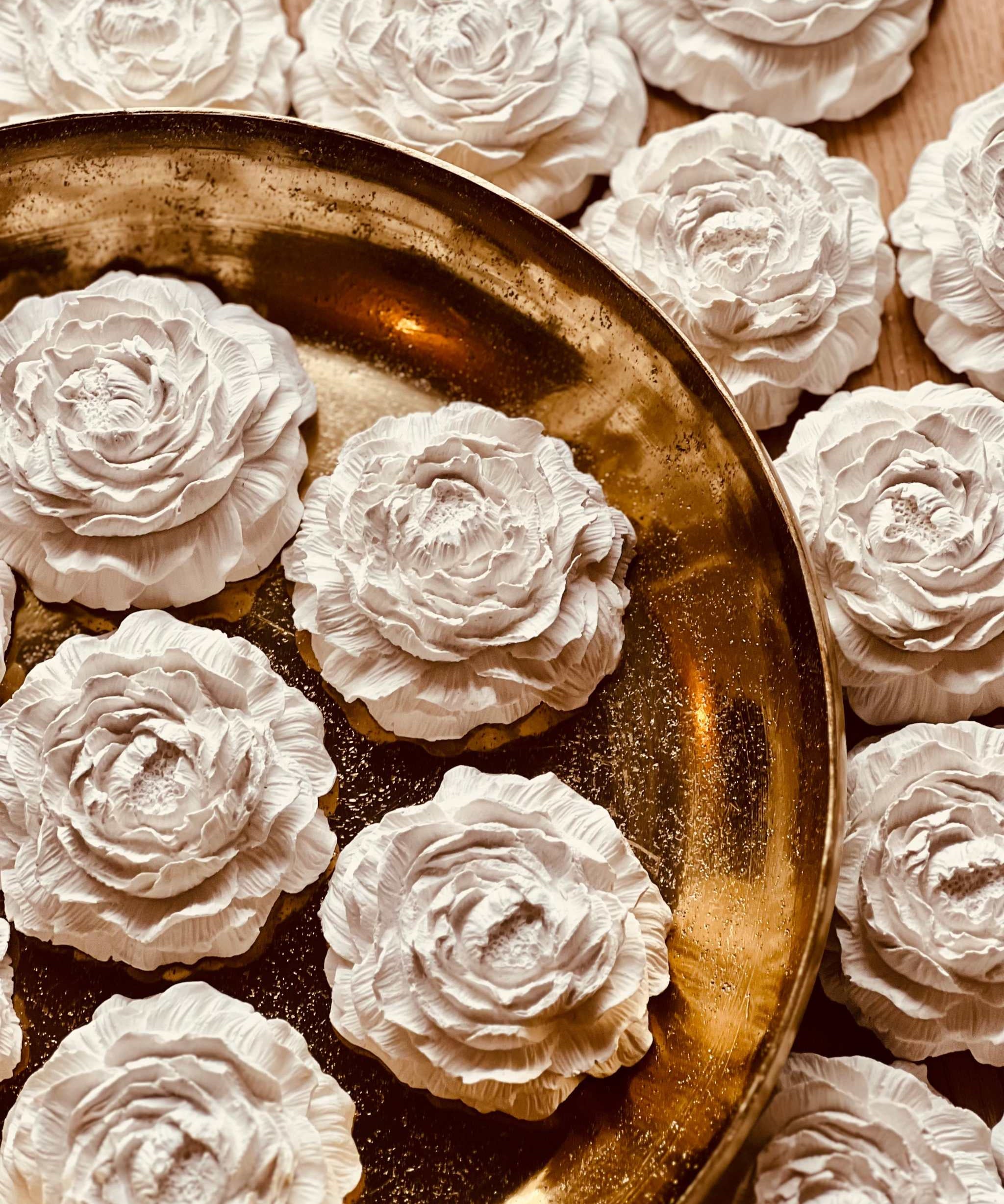 Handgefertigte Rosenblüten aus Gießkeramik in Weiß, ideal für Tischdeko oder zum Aufpeppen von Wohnaccessoires.Giesskeramik Weisse Deko Blume The Peony Pfingstrose