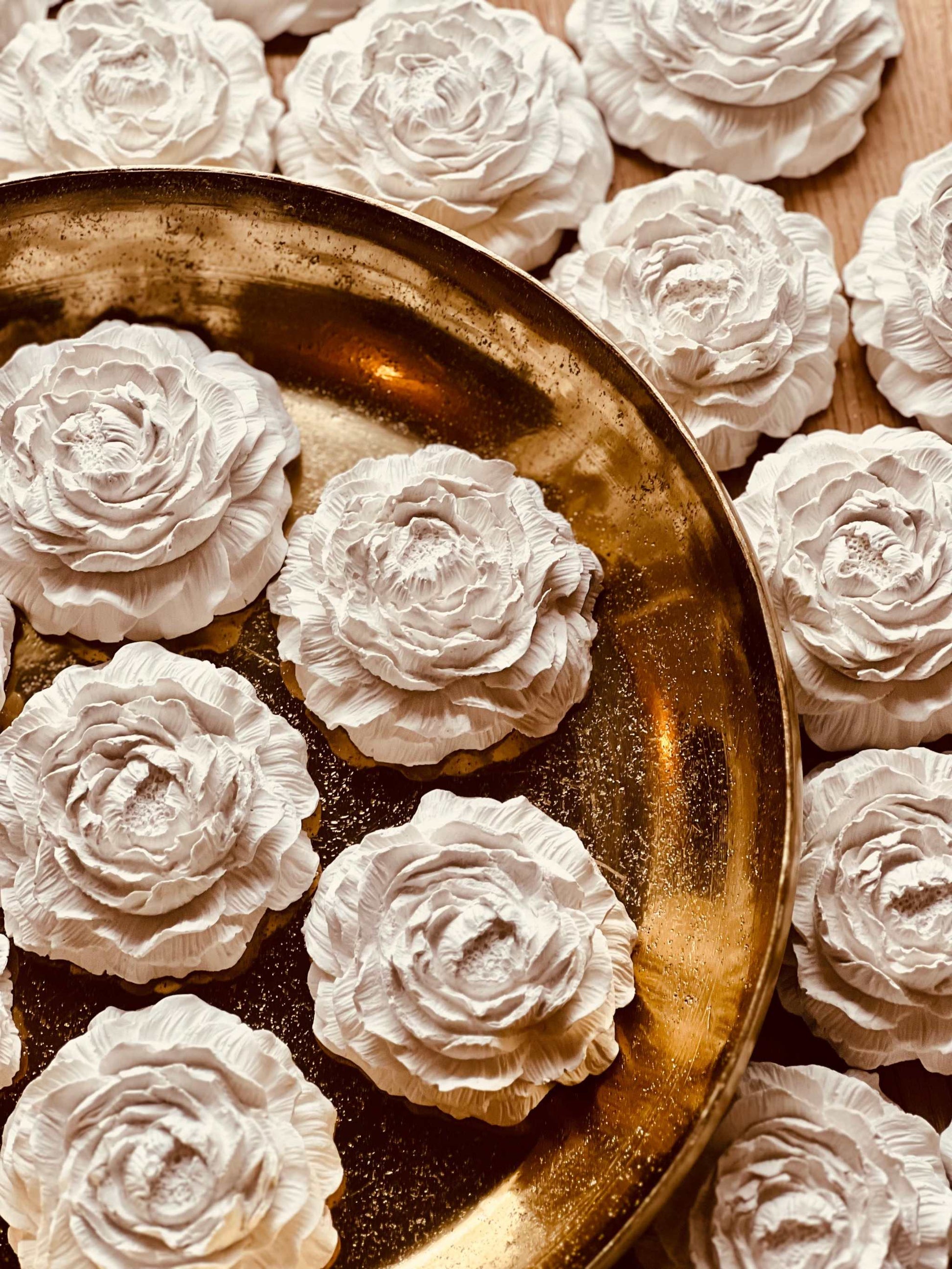 Handgefertigte Rosenblüten aus Gießkeramik in Weiß, ideal für Tischdeko oder zum Aufpeppen von Wohnaccessoires.Giesskeramik Weisse Deko Blume The Peony Pfingstrose