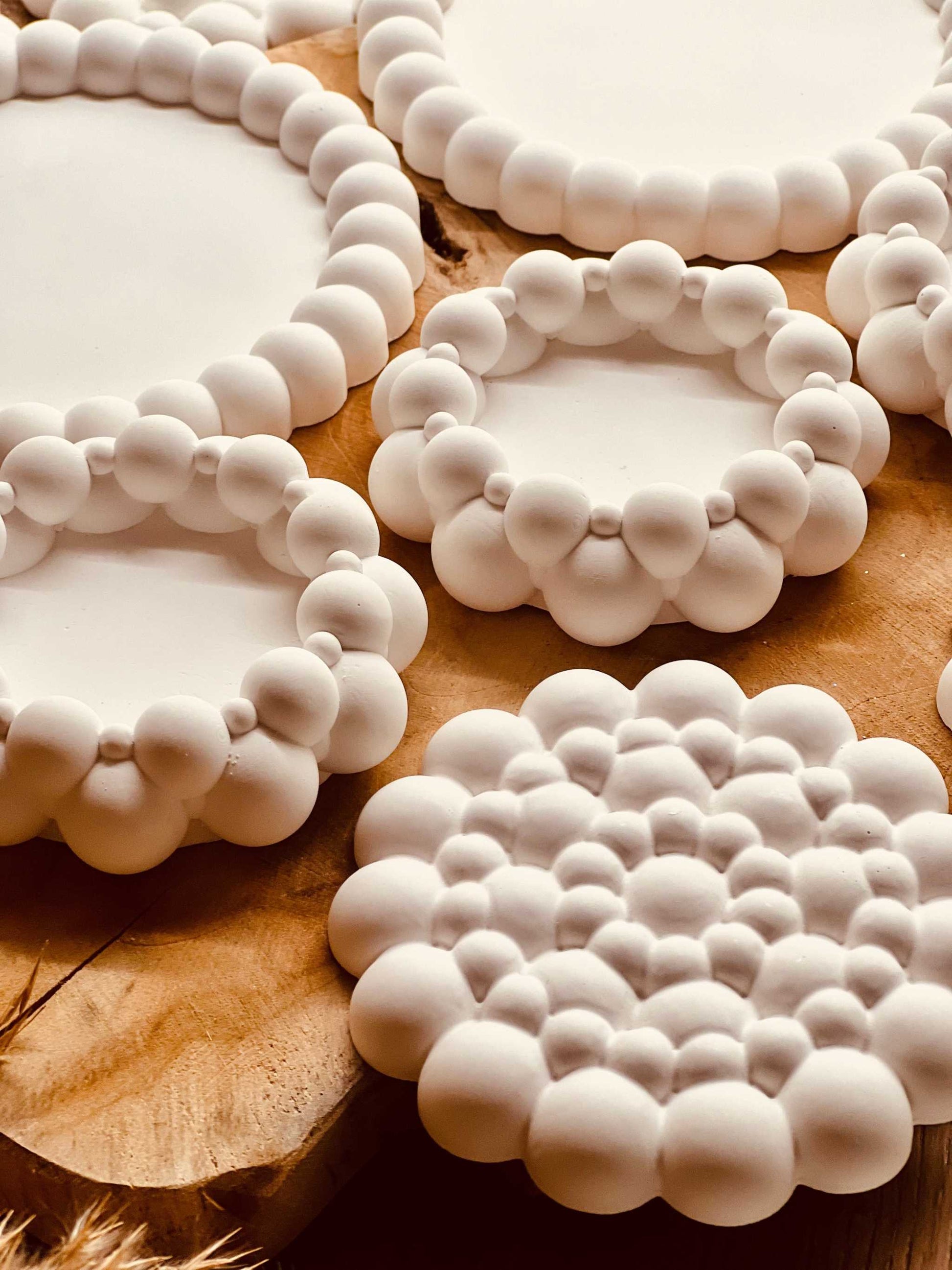 Handcrafted Gießkeramik Untersetzer "Many Bubbles" with unique bubble design on wooden surface.Giesskeramik Weisse Deko Bubbleform Untersetzer modern