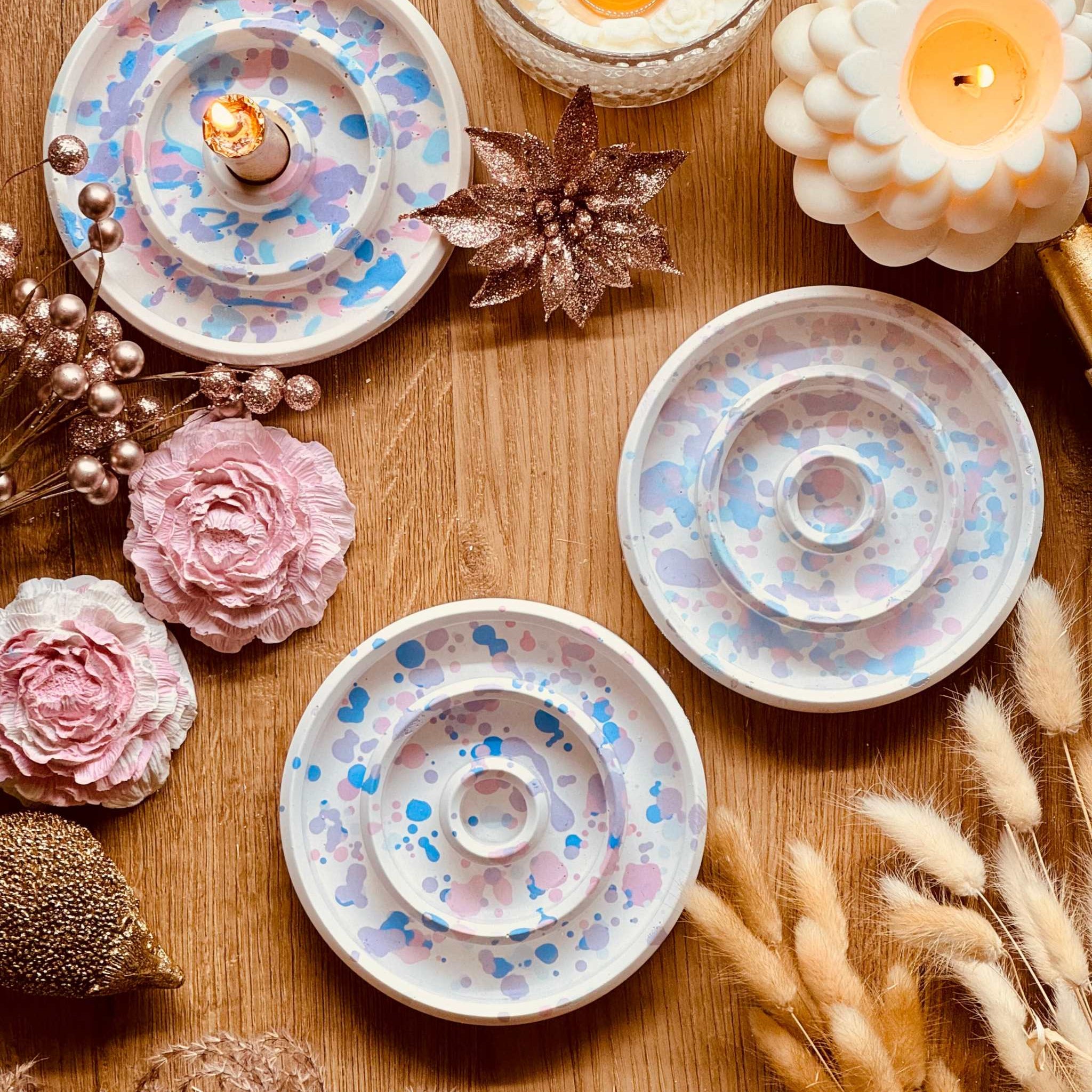 Handgefertigter Stabkerzenhalter aus weißer Gießkeramik mit pastellfarbenen Sprenkeln, ein stilvolles Accessoire für jede Tisch- oder Wohnungsdekoration.