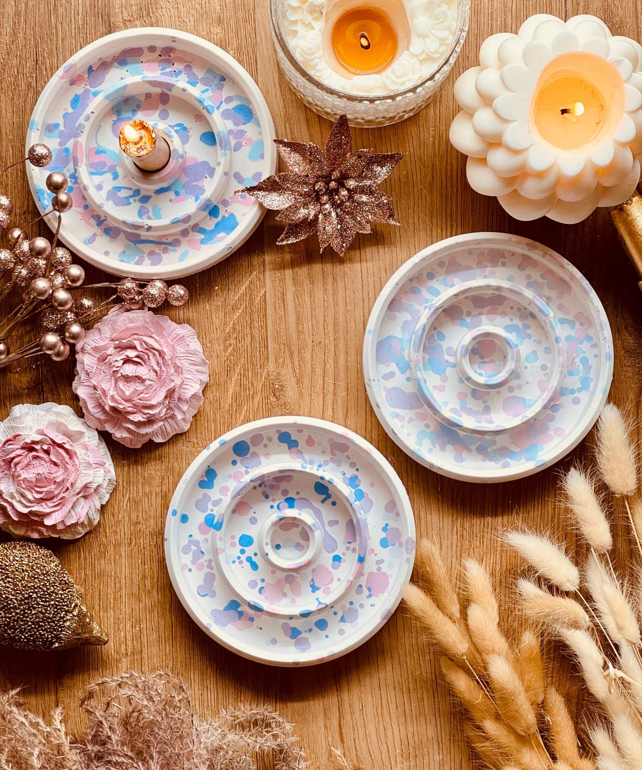 Handgefertigter Stabkerzenhalter aus weißer Gießkeramik mit pastellfarbenen Sprenkeln, ein stilvolles Accessoire für jede Tisch- oder Wohnungsdekoration.
