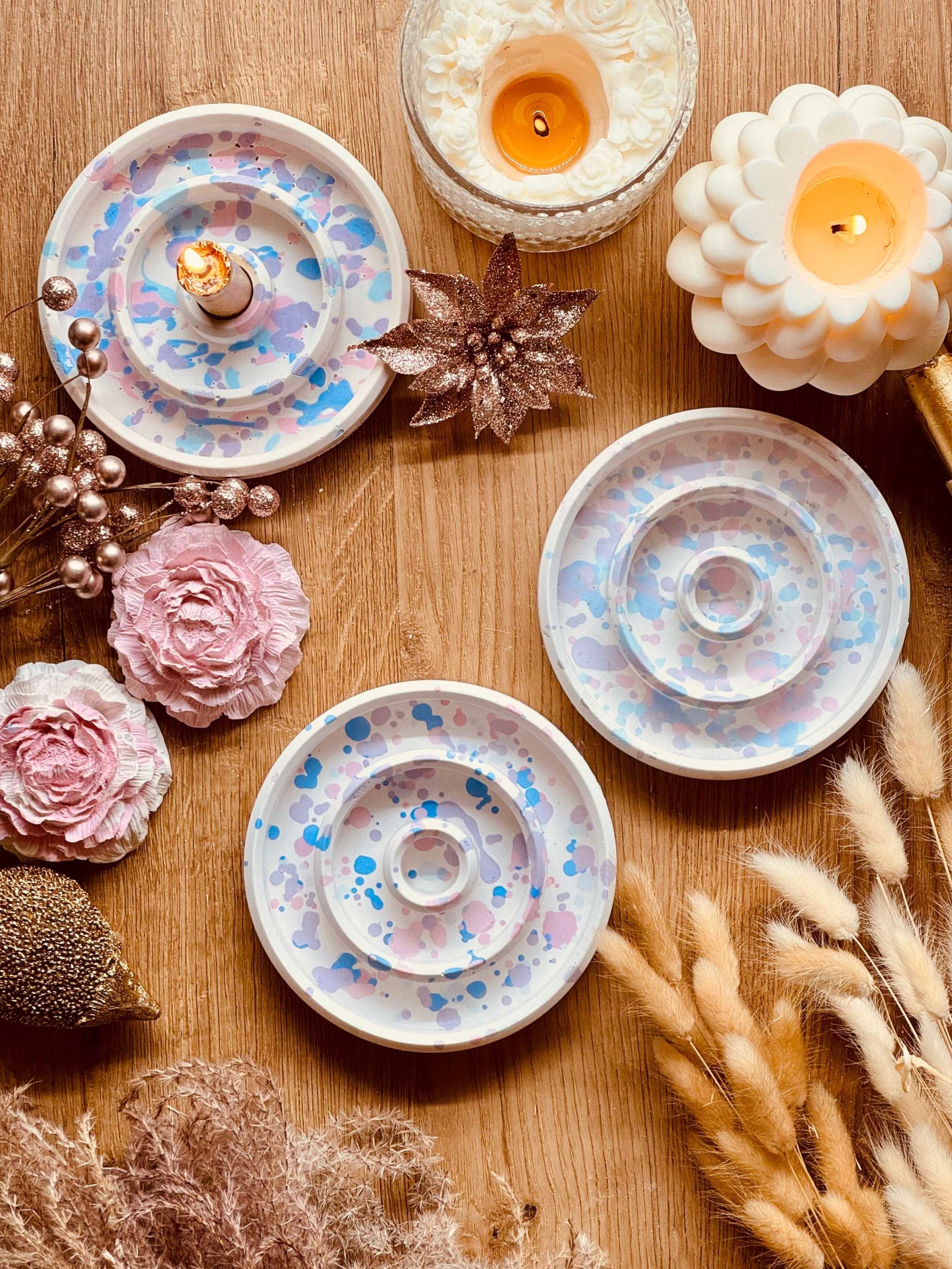 Handgefertigter Stabkerzenhalter aus weißer Gießkeramik mit pastellfarbenen Sprenkeln, ein stilvolles Accessoire für jede Tisch- oder Wohnungsdekoration.