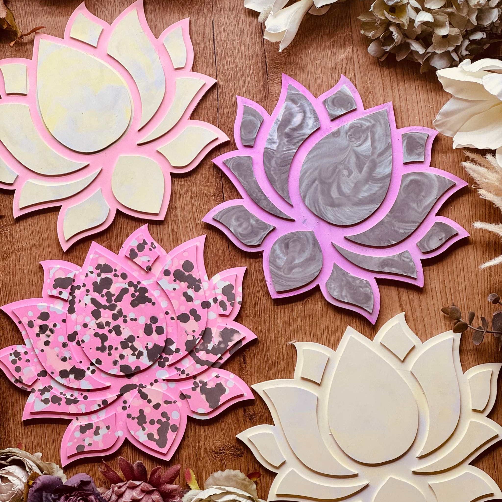 Lotus-Tablett aus Gießkeramik in Rosa und Gelb mit zartem Farbverlauf, handgefertigt und einzeln erhältlich, ideal für eine dekorative Tischgestaltung.Giesskeramik Weisse Deko Lotus Tablett bunt gemustert