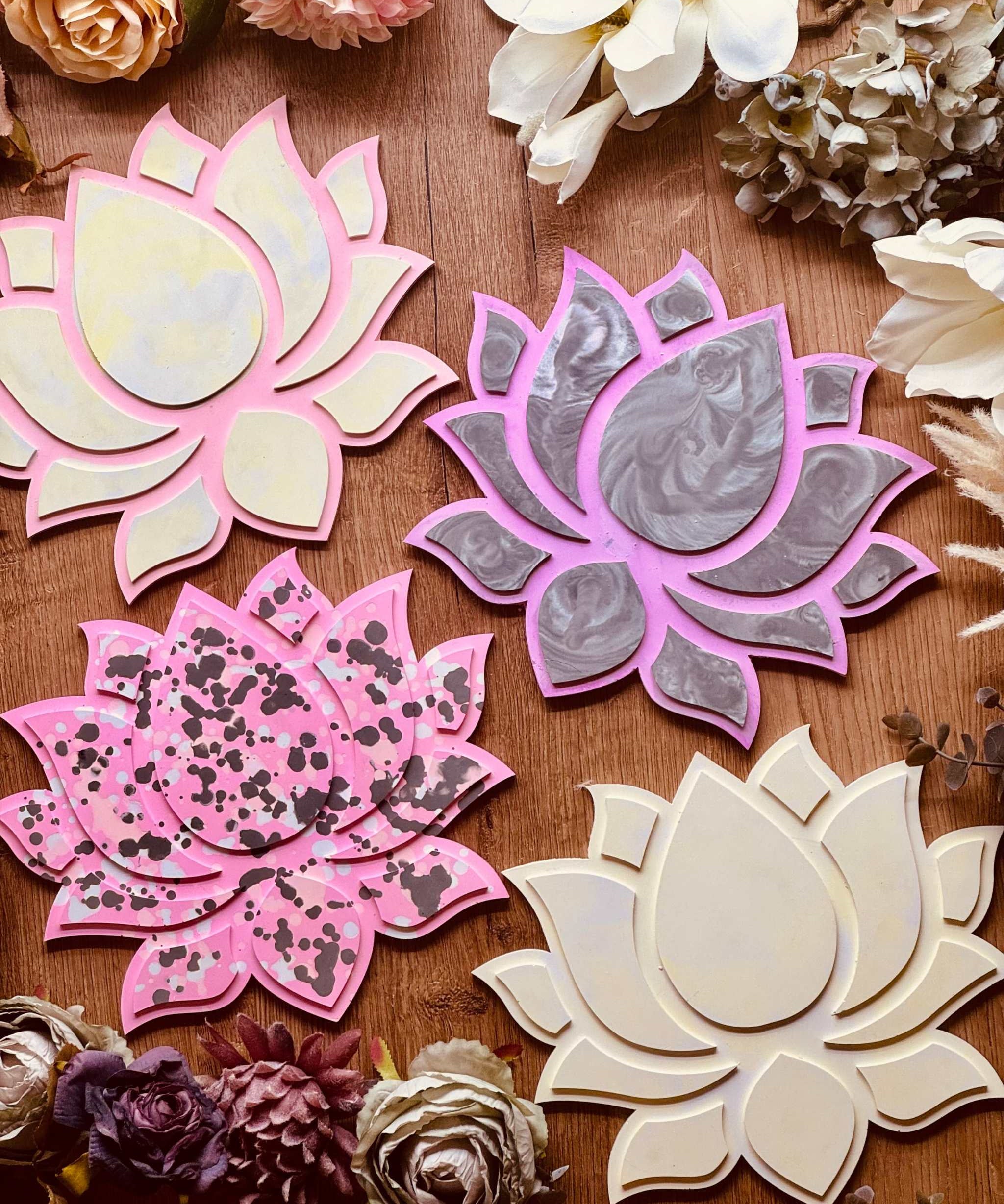 Lotus-Tablett aus Gießkeramik in Rosa und Gelb mit zartem Farbverlauf, handgefertigt und einzeln erhältlich, ideal für eine dekorative Tischgestaltung.Giesskeramik Weisse Deko Lotus Tablett bunt gemustert
