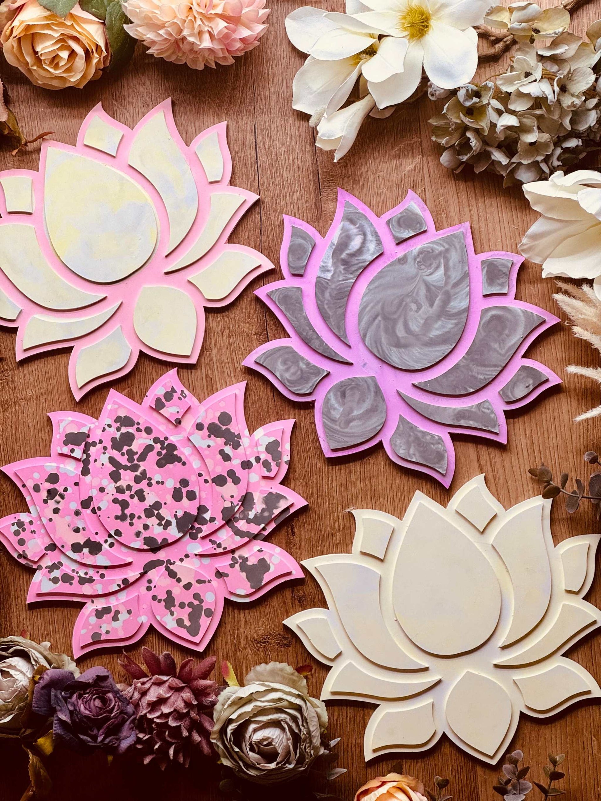 Lotus-Tablett aus Gießkeramik in Rosa und Gelb mit zartem Farbverlauf, handgefertigt und einzeln erhältlich, ideal für eine dekorative Tischgestaltung.Giesskeramik Weisse Deko Lotus Tablett bunt gemustert